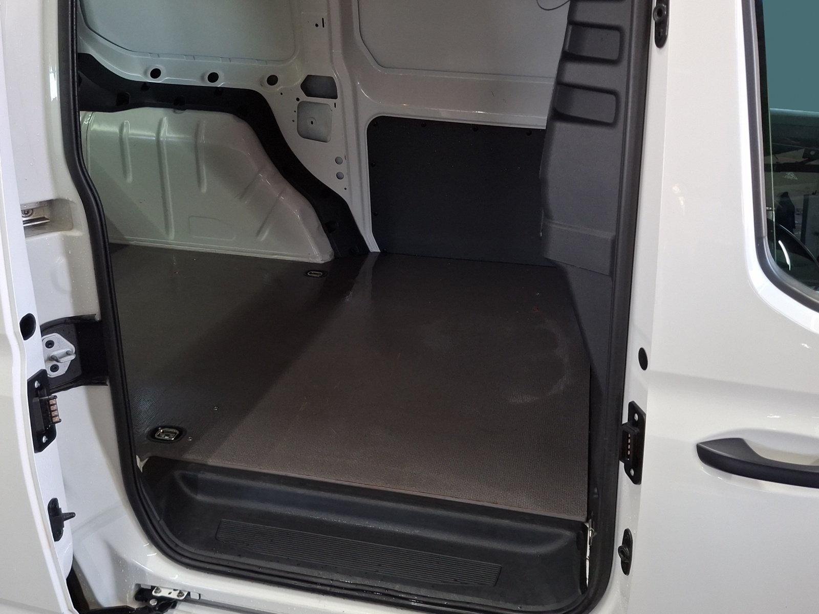 VW Caddy Cargo 2.0TDI Maxi 4Motion-image-11