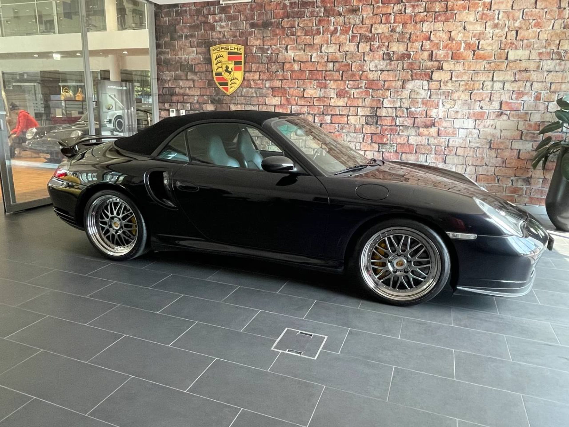PORSCHE 911 Turbo S Cabriolet-image-31