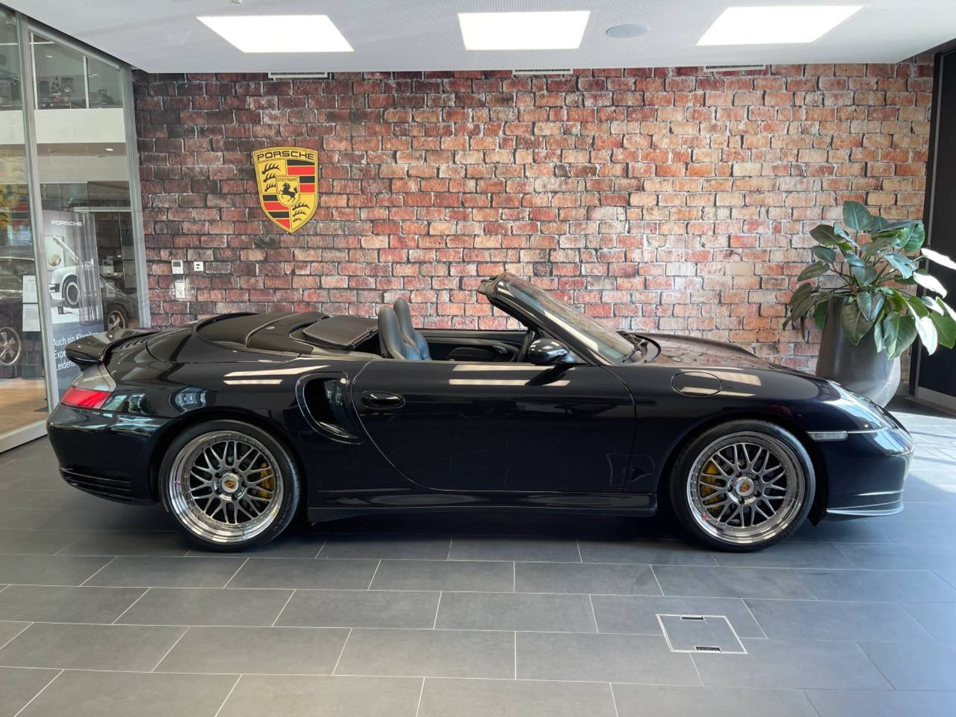 PORSCHE 911 Turbo S Cabriolet-image-8