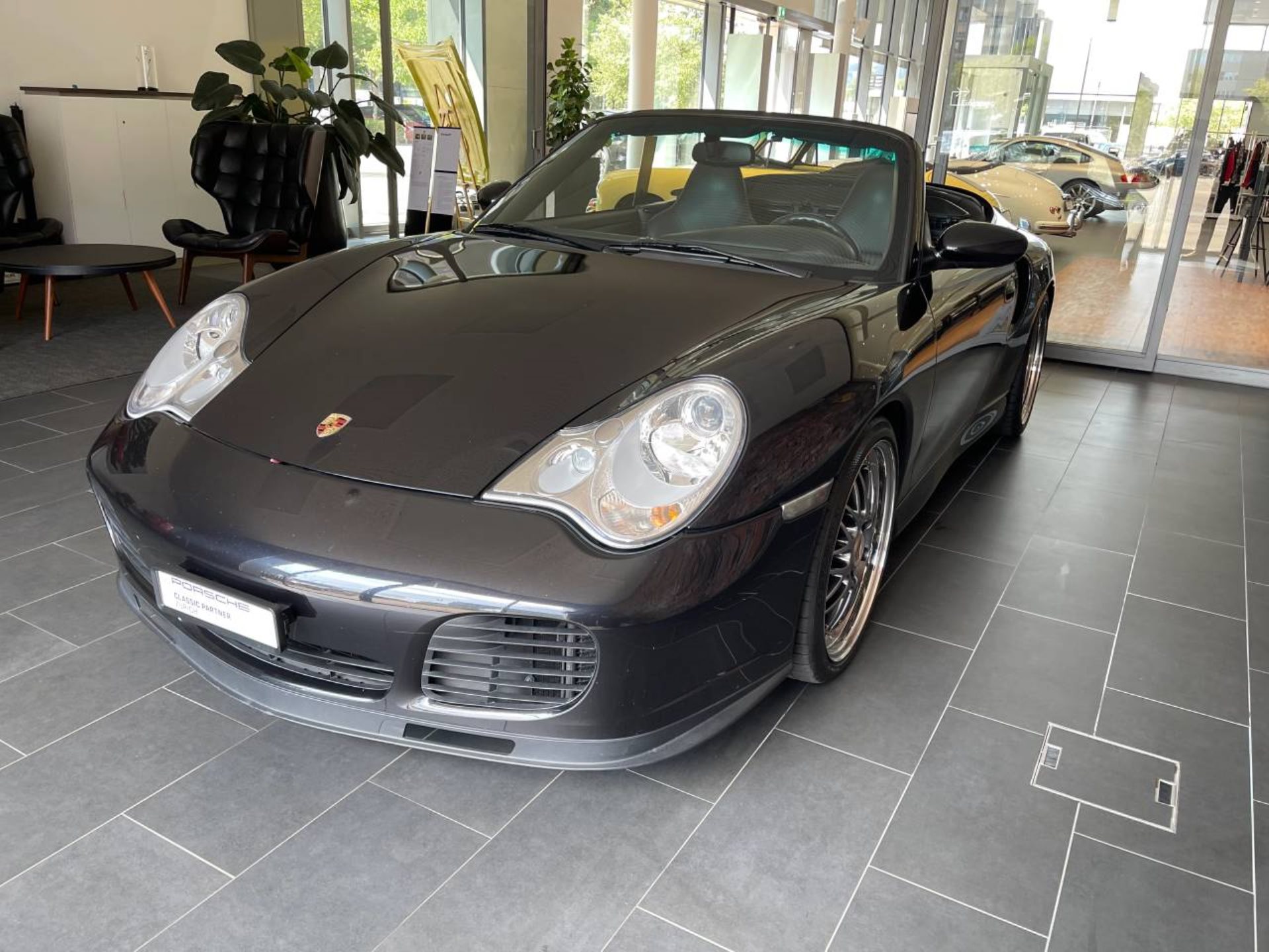 PORSCHE 911 Turbo S Cabriolet-image-26