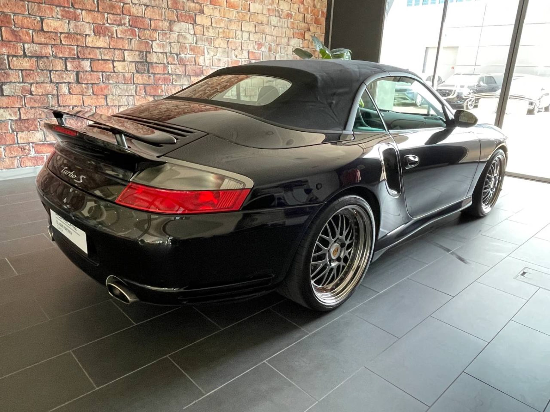 PORSCHE 911 Turbo S Cabriolet-image-29