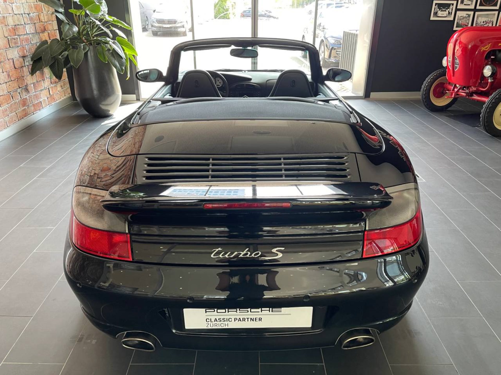 PORSCHE 911 Turbo S Cabriolet-image-12