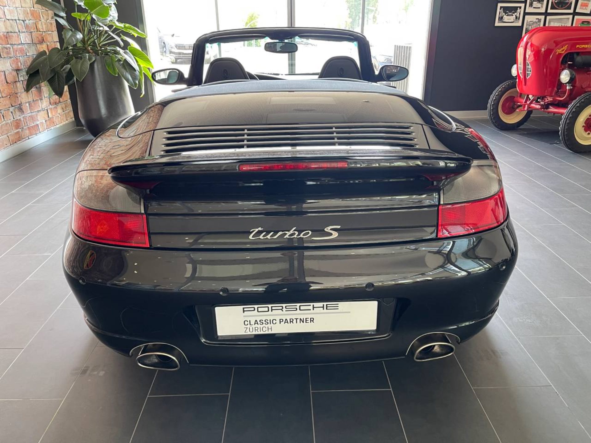 PORSCHE 911 Turbo S Cabriolet-image-13