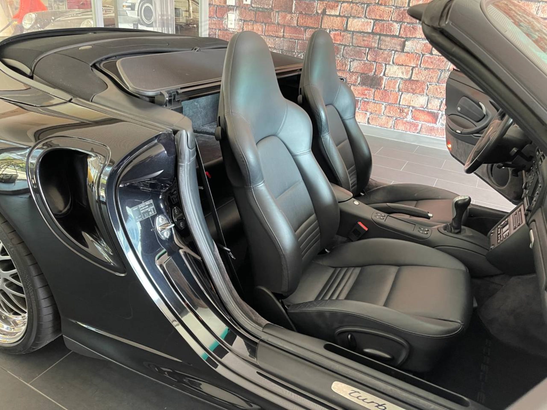 PORSCHE 911 Turbo S Cabriolet-image-23