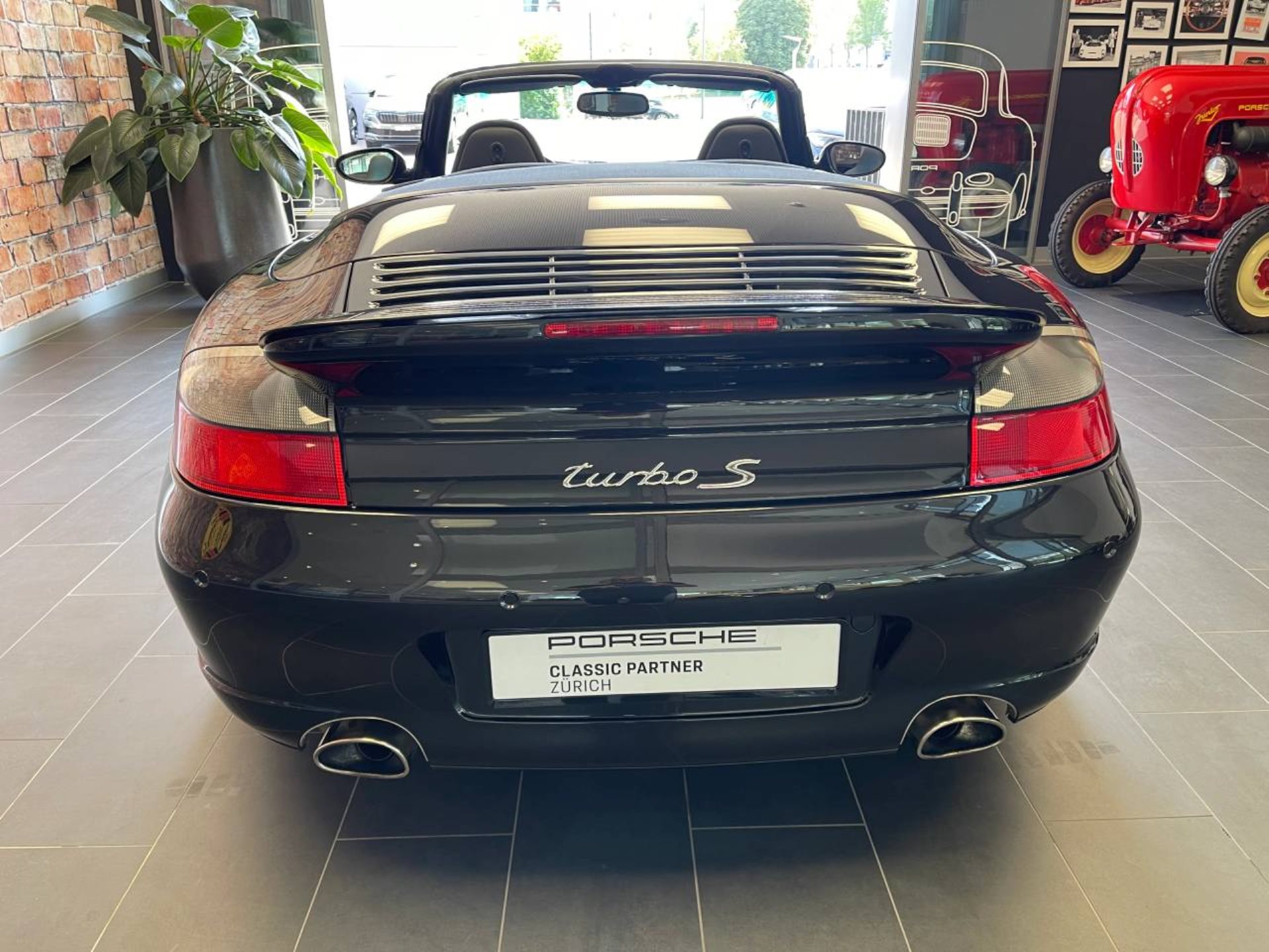 PORSCHE 911 Turbo S Cabriolet-image-10