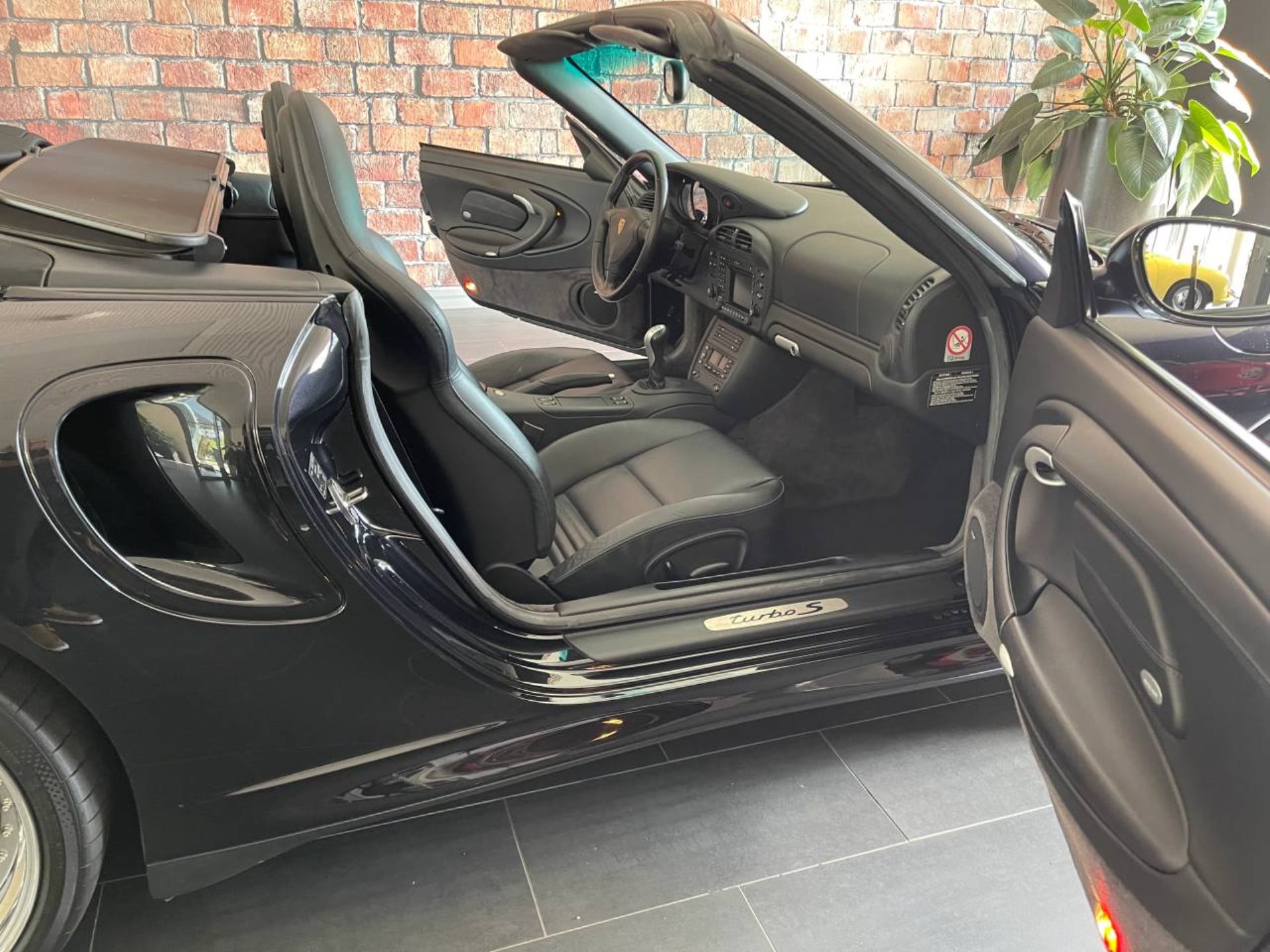 PORSCHE 911 Turbo S Cabriolet-image-22