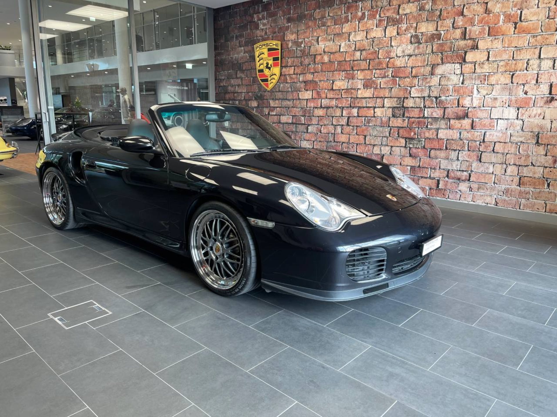 PORSCHE 911 Turbo S Cabriolet-image-4