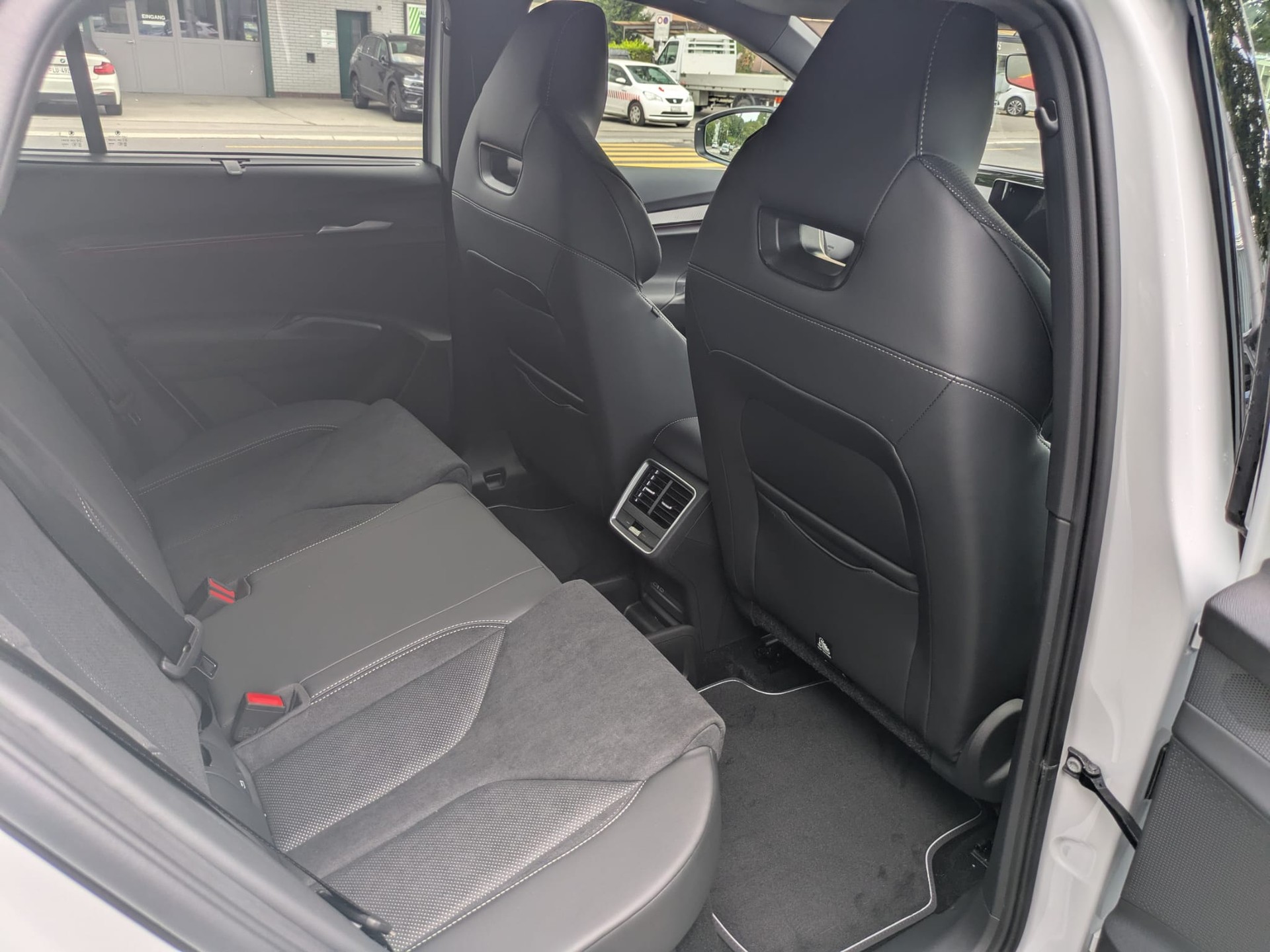 SKODA Elroq 85x Sportline 4x4-image-12