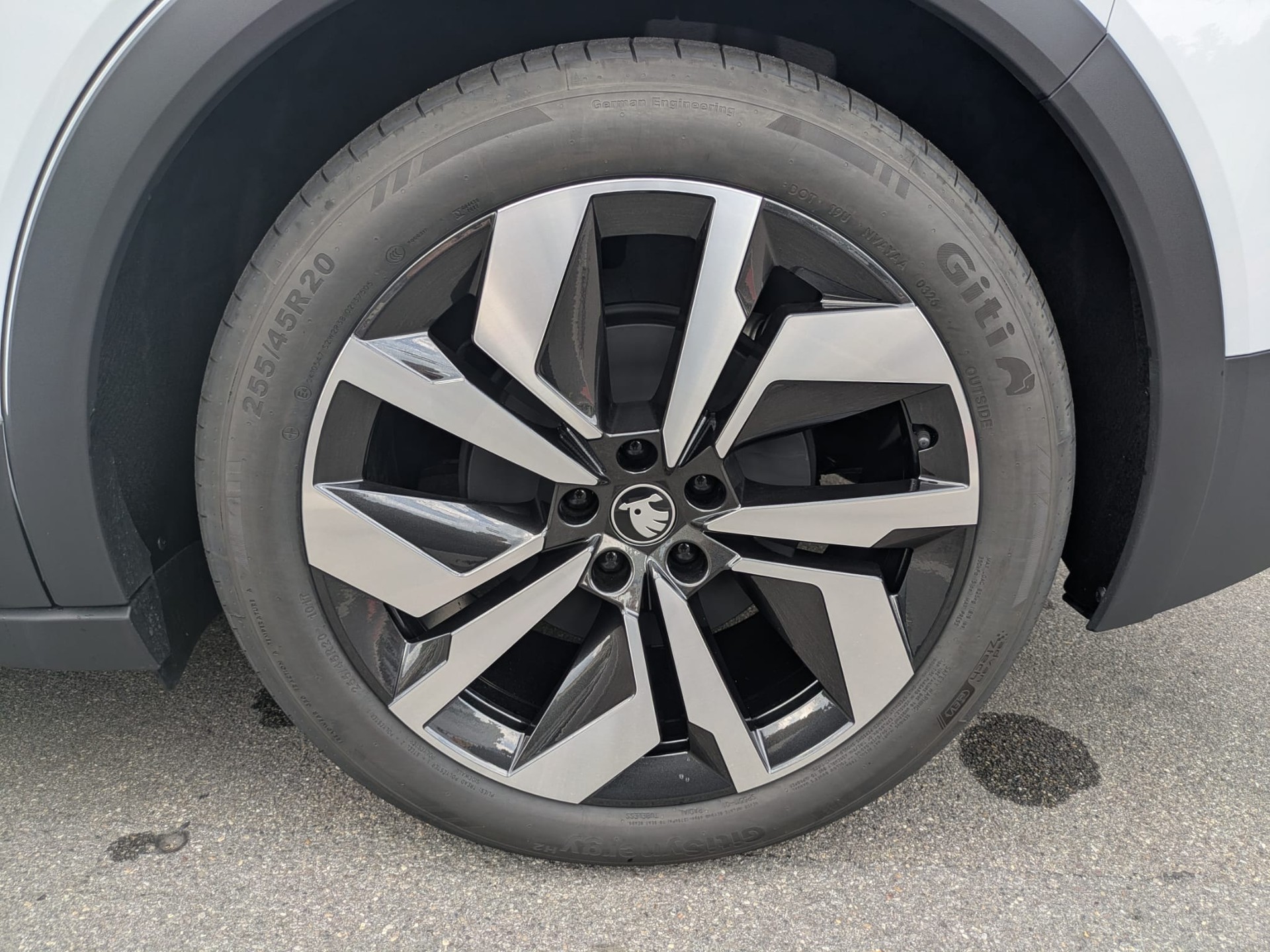 SKODA Elroq 85x Sportline 4x4-image-29