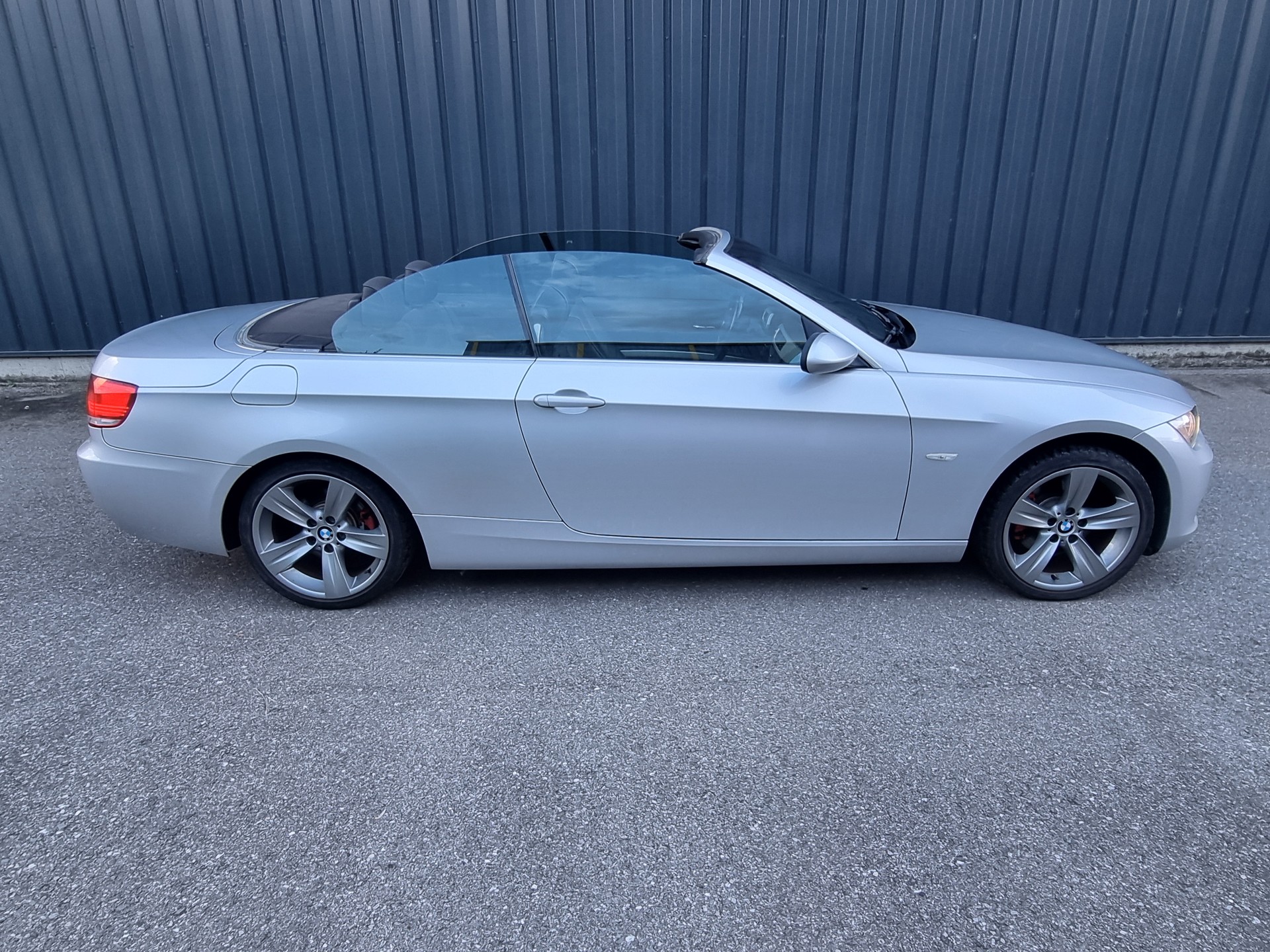 BMW 320i Cabriolet-image-10