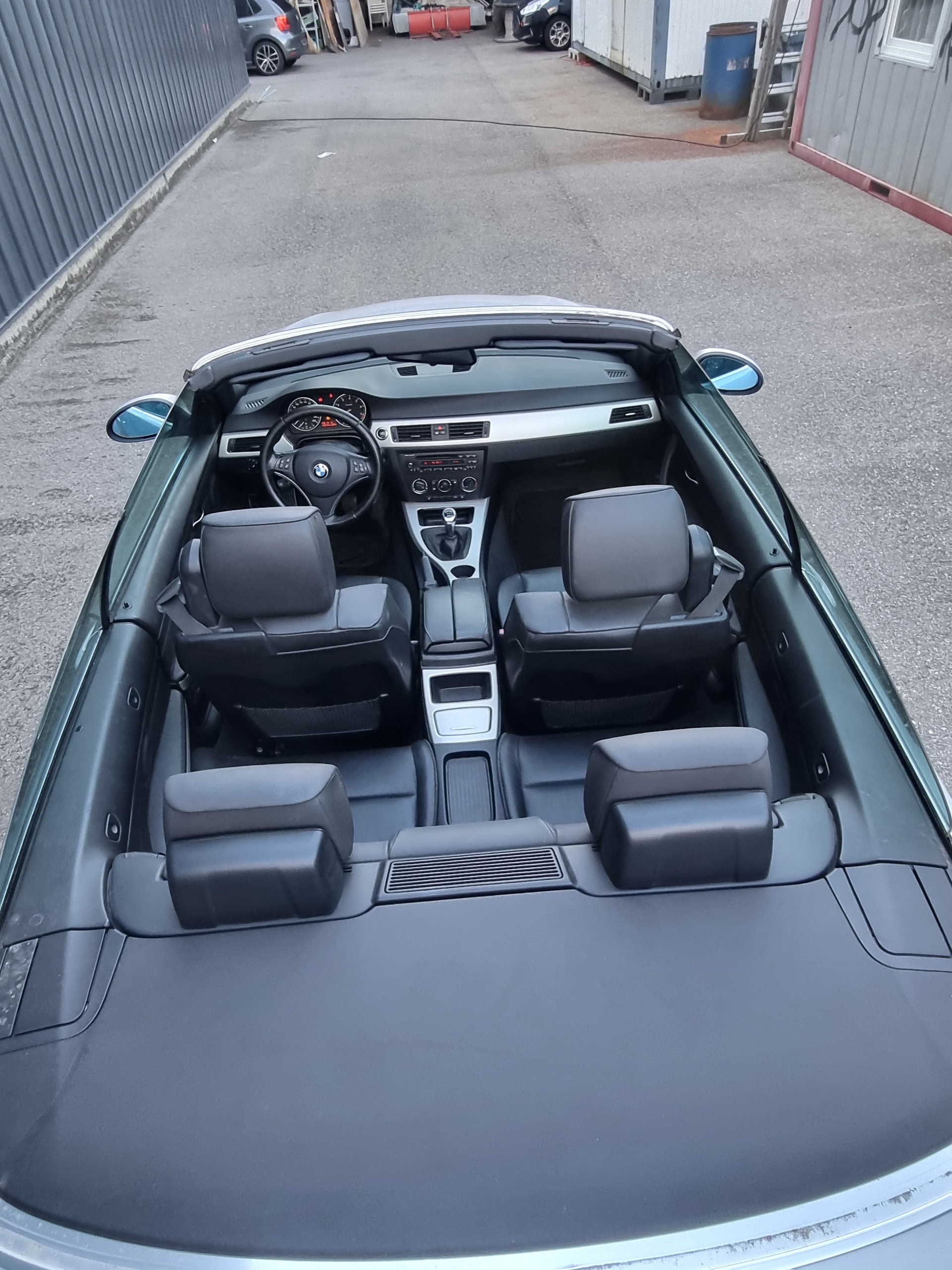 BMW 320i Cabriolet-image-11