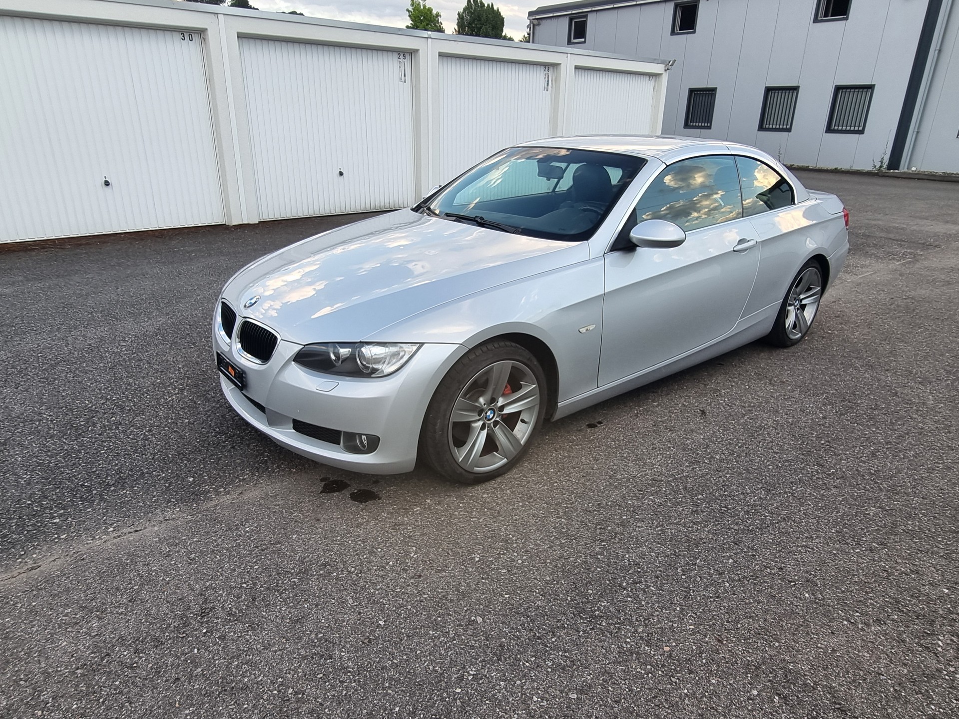 BMW 320i Cabriolet-image-1