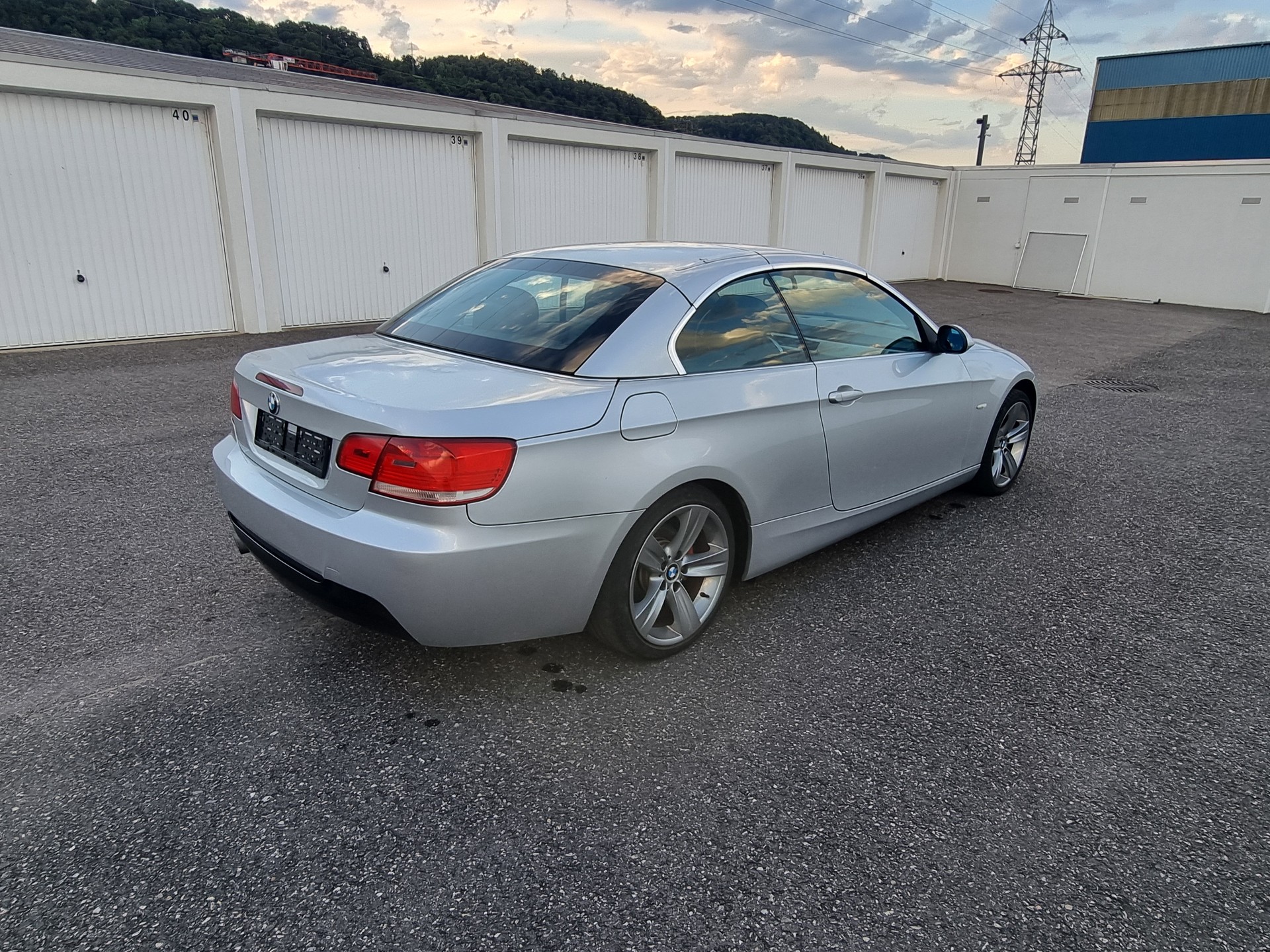BMW 320i Cabriolet-image-5
