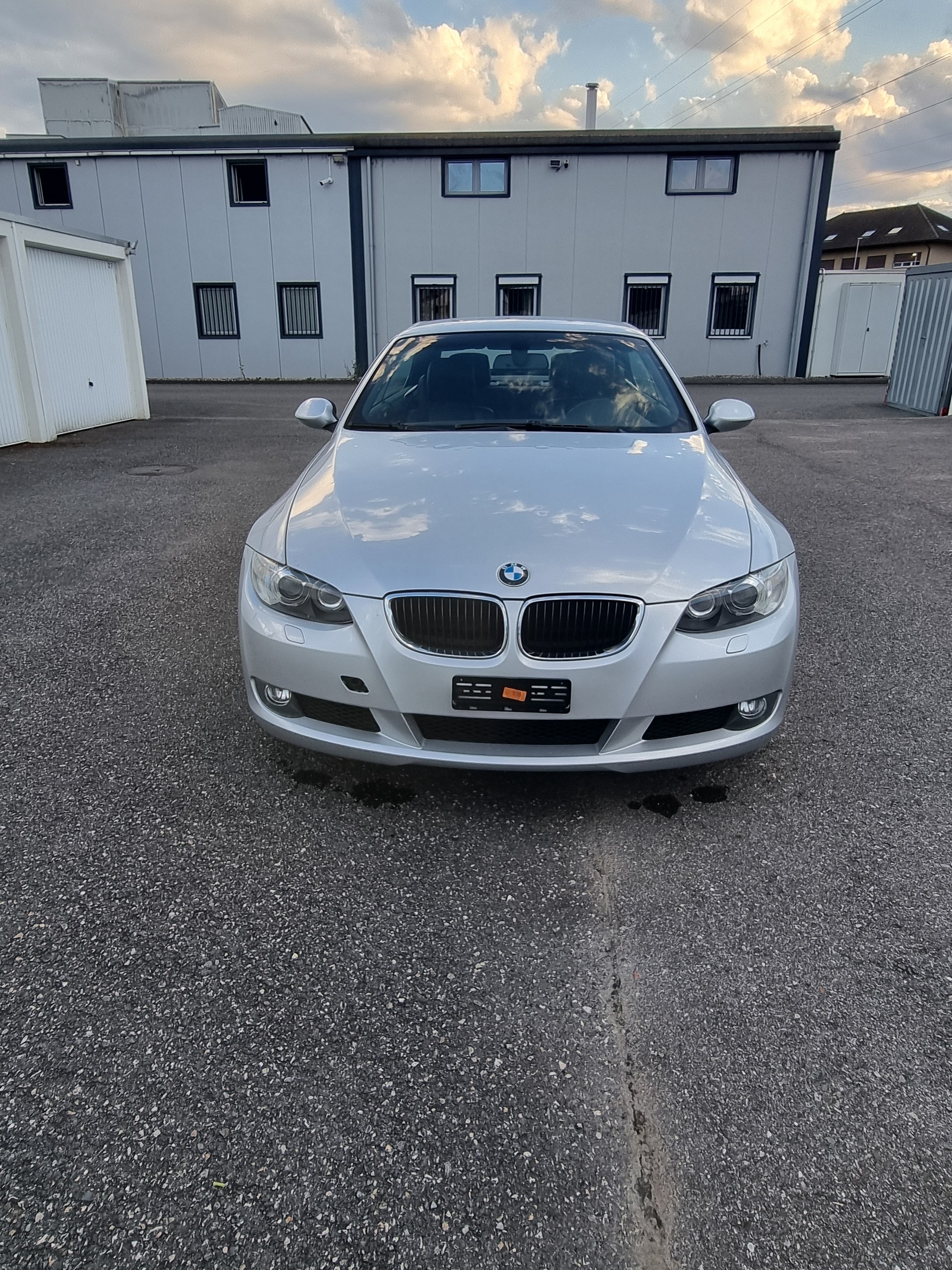 BMW 320i Cabriolet-image-0