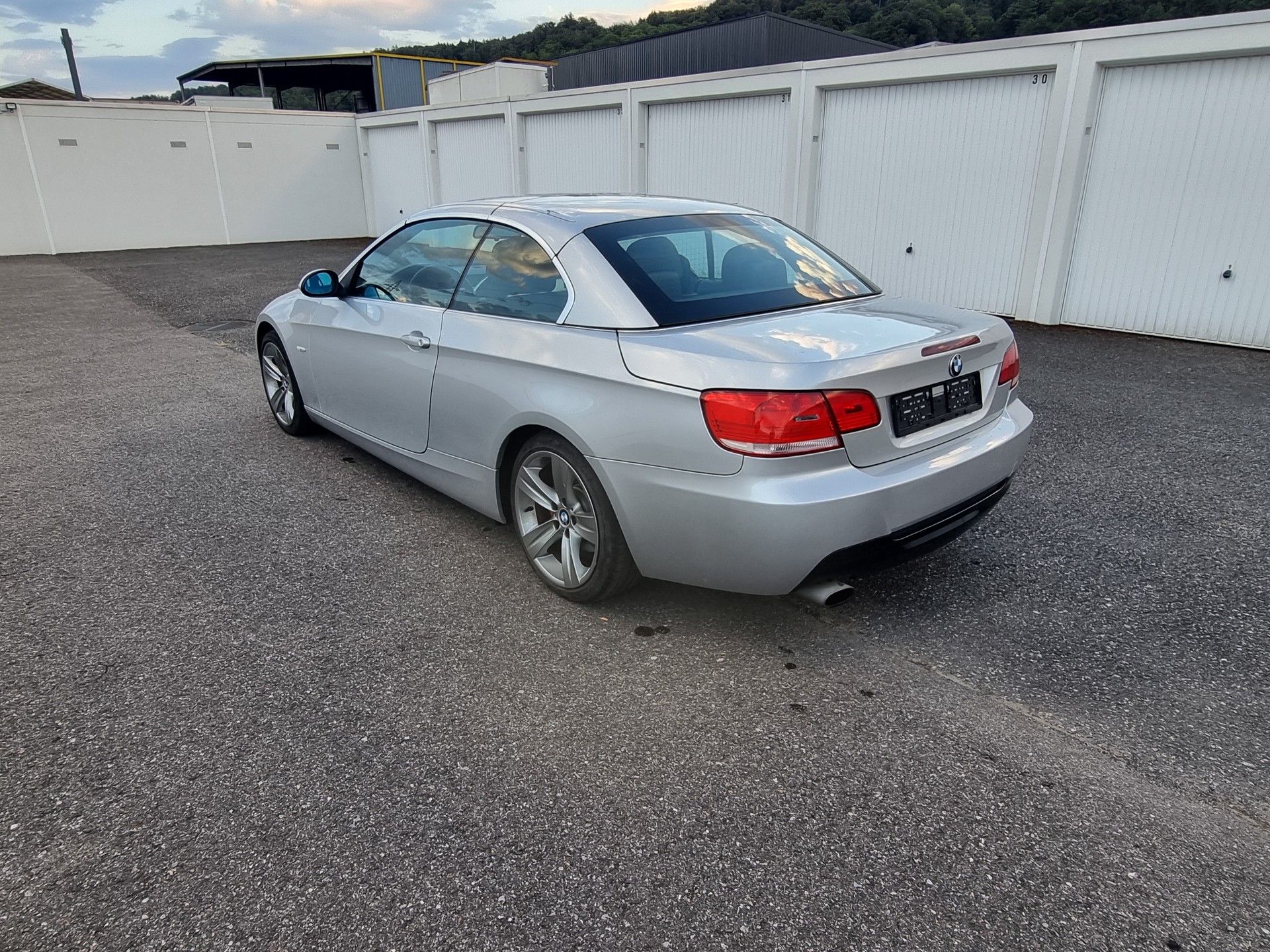 BMW 320i Cabriolet-image-3