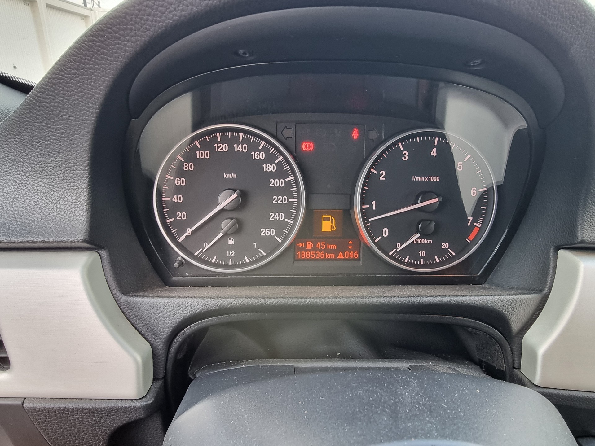 BMW 320i Cabriolet-image-12