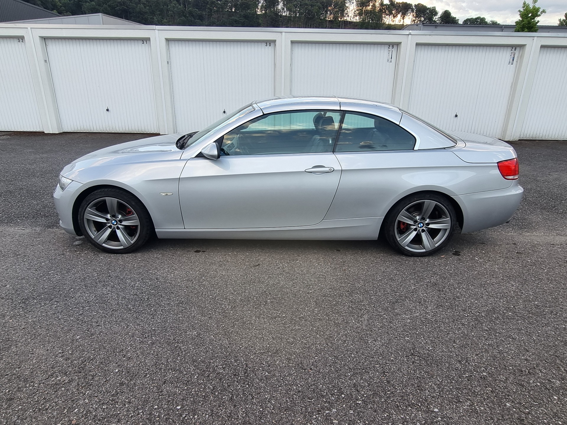 BMW 320i Cabriolet-image-2