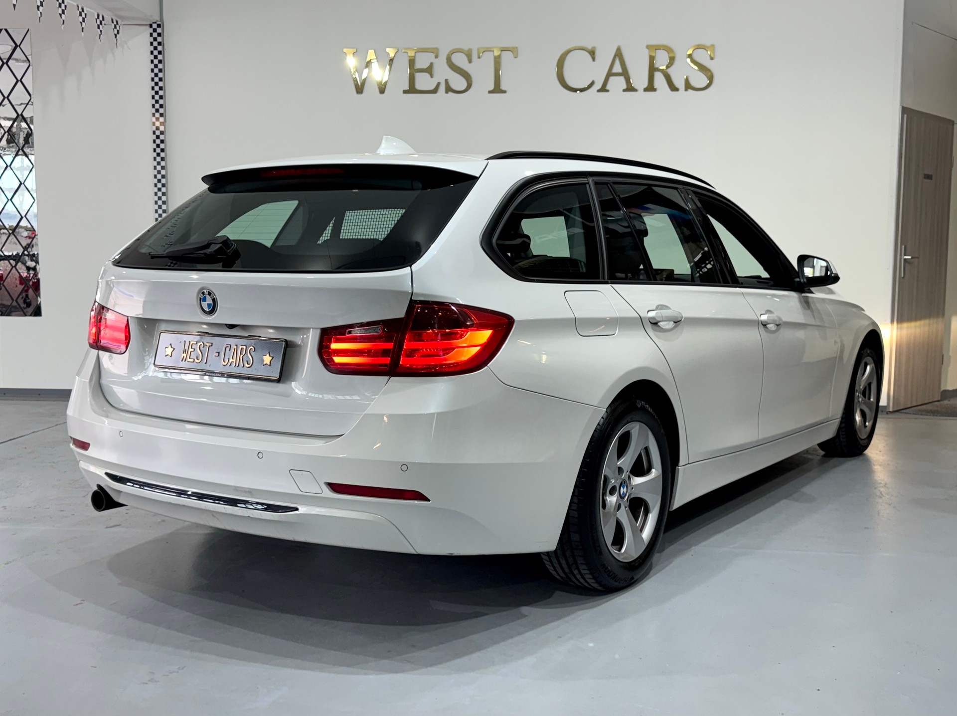BMW 320d Efficient Dyn. Touring Luxury Line Steptronic-image-3
