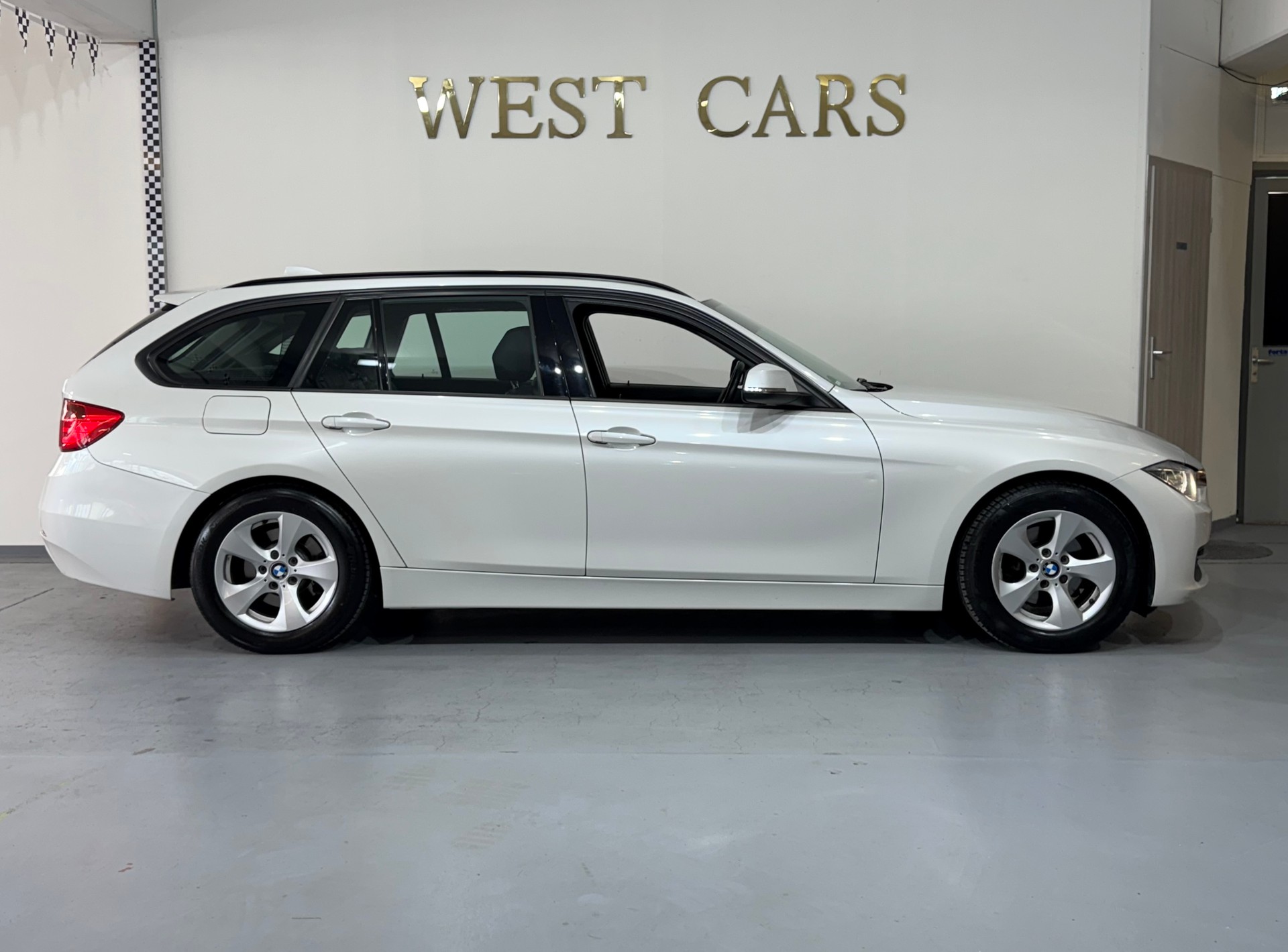BMW 320d Efficient Dyn. Touring Luxury Line Steptronic-image-2