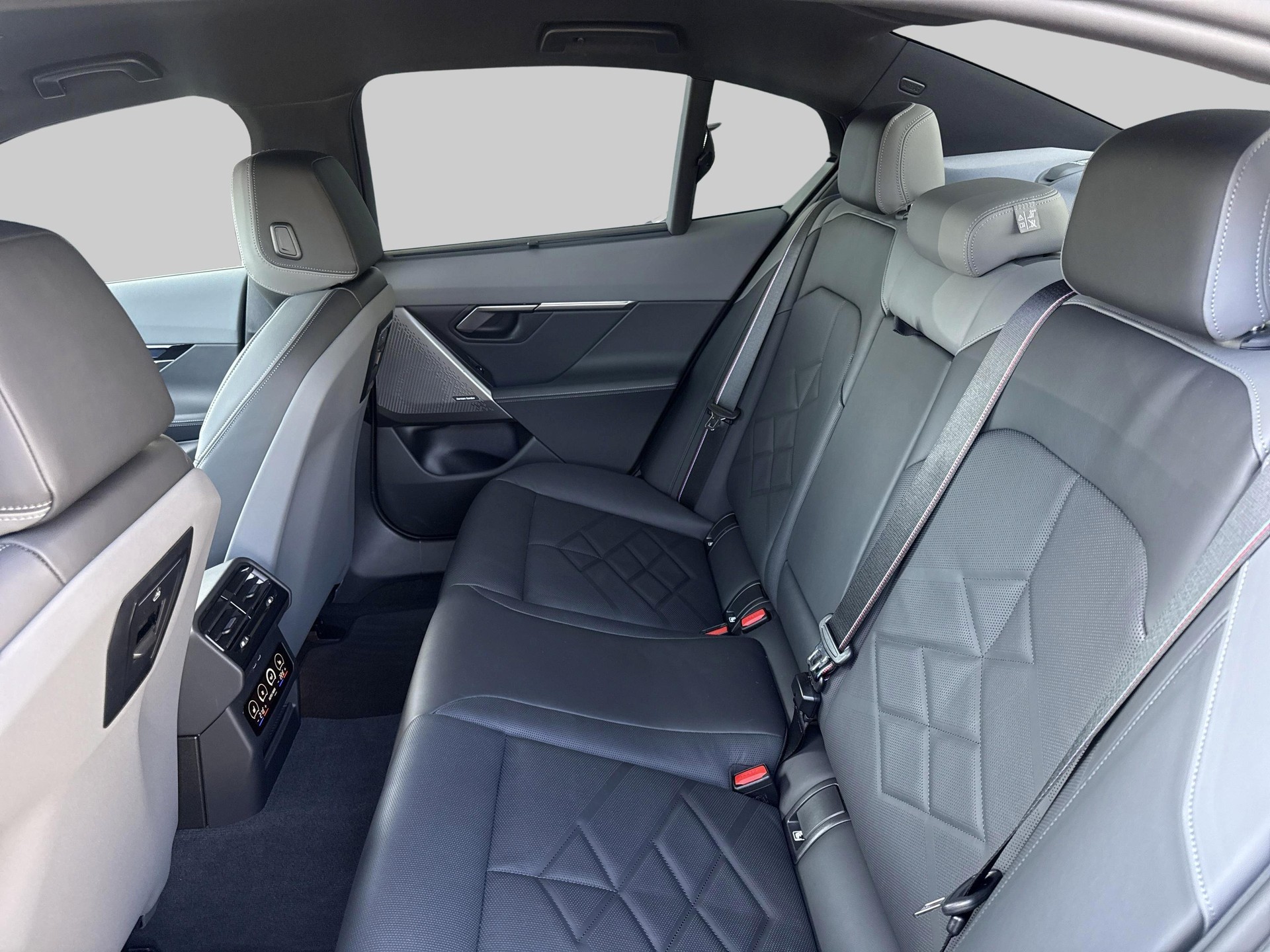 BMW i5 M60 xDrive M Sport Pro-image-17