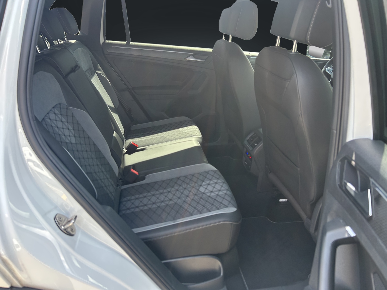 VW Tiguan 2.0TSI R-Line 4Motion DSG-image-10