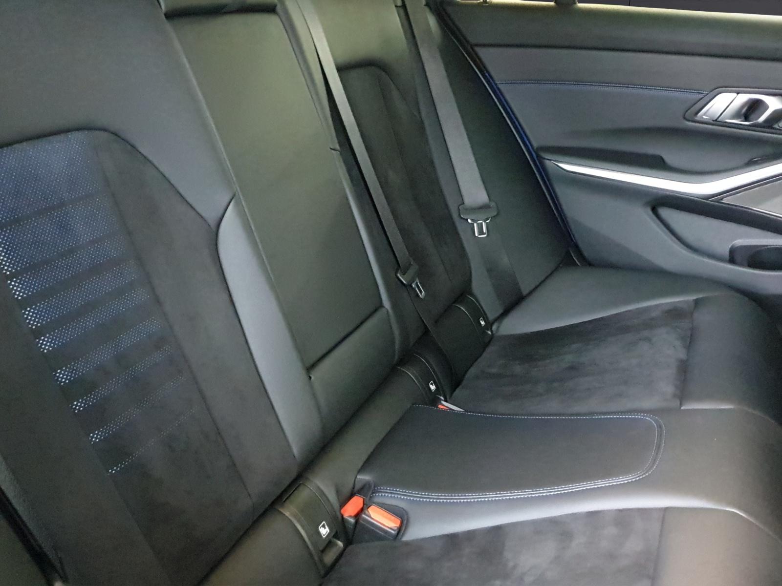 BMW 330e xDrive Touring-image-13