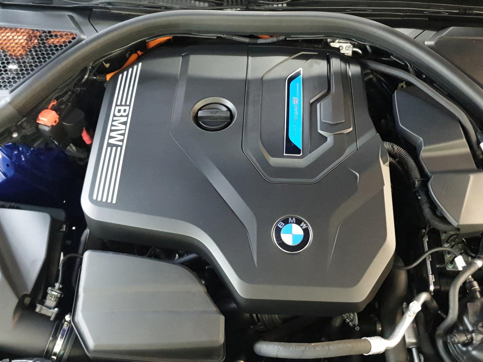 BMW 330e xDrive Touring-image-22