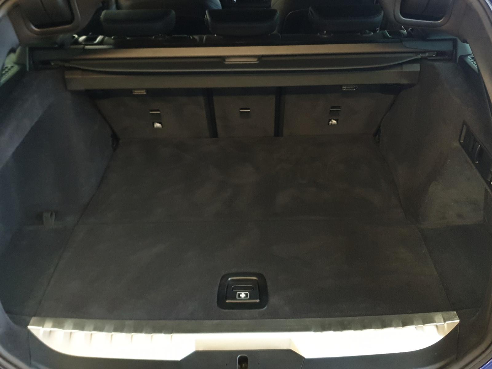 BMW 330e xDrive Touring-image-12