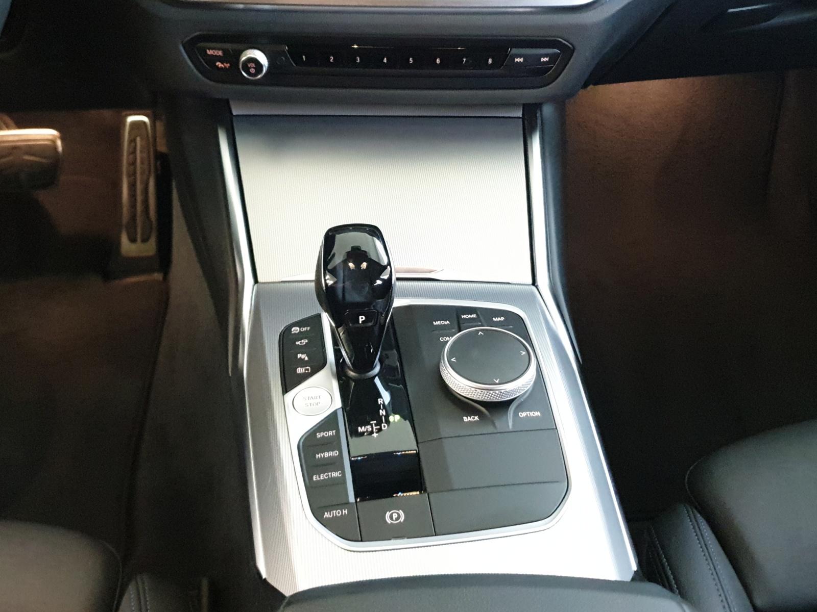 BMW 330e xDrive Touring-image-20