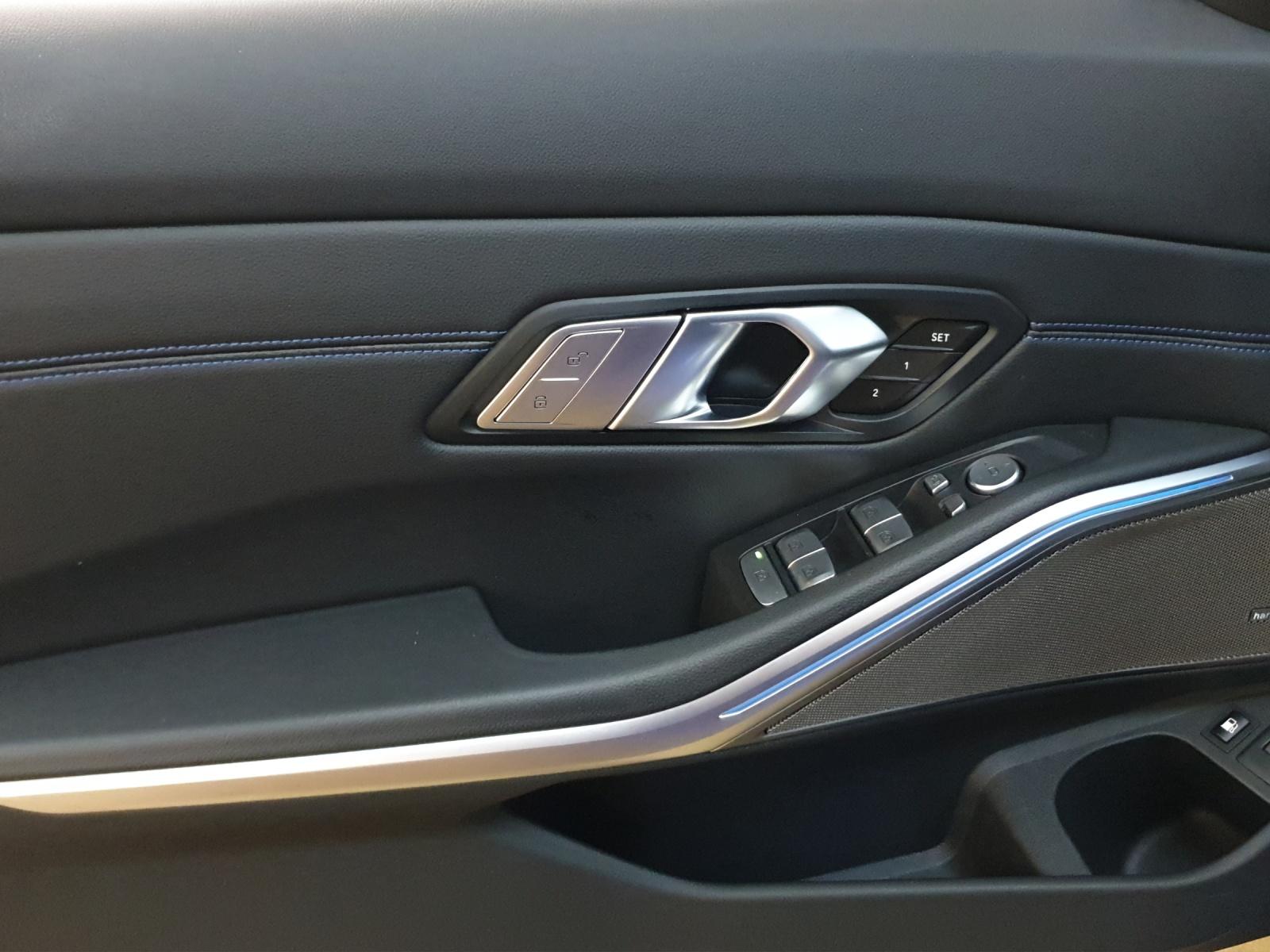 BMW 330e xDrive Touring-image-9