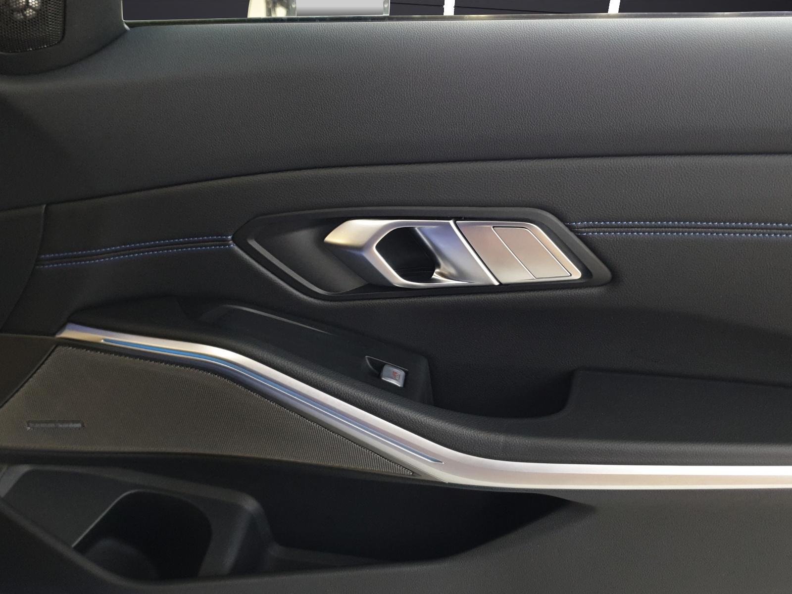 BMW 330e xDrive Touring-image-15