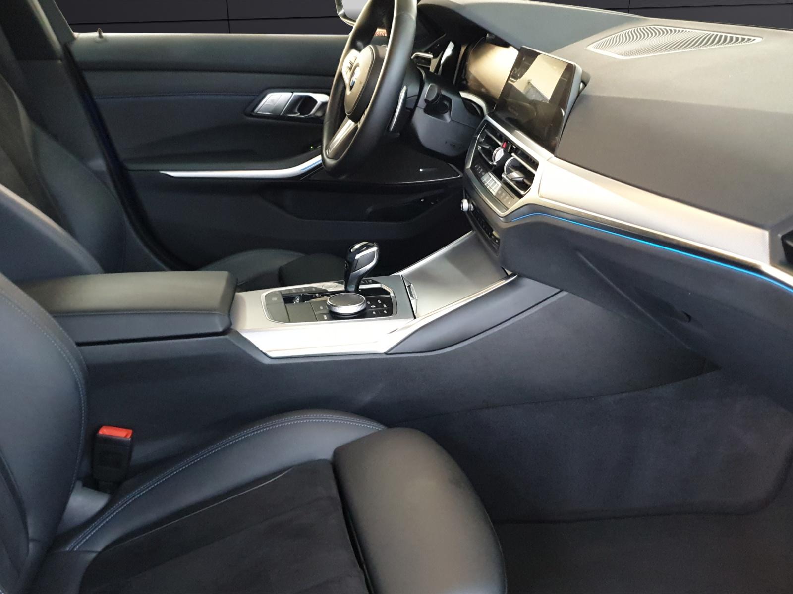 BMW 330e xDrive Touring-image-14