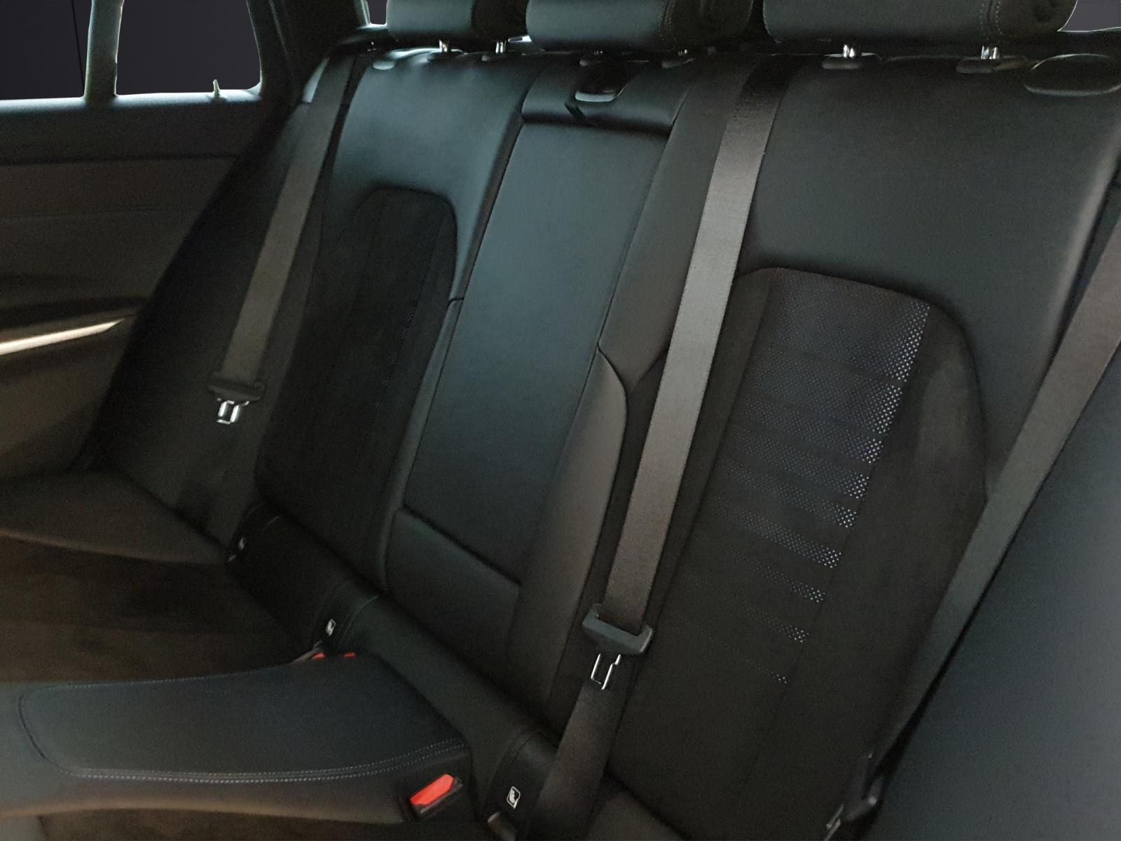 BMW 330e xDrive Touring-image-11
