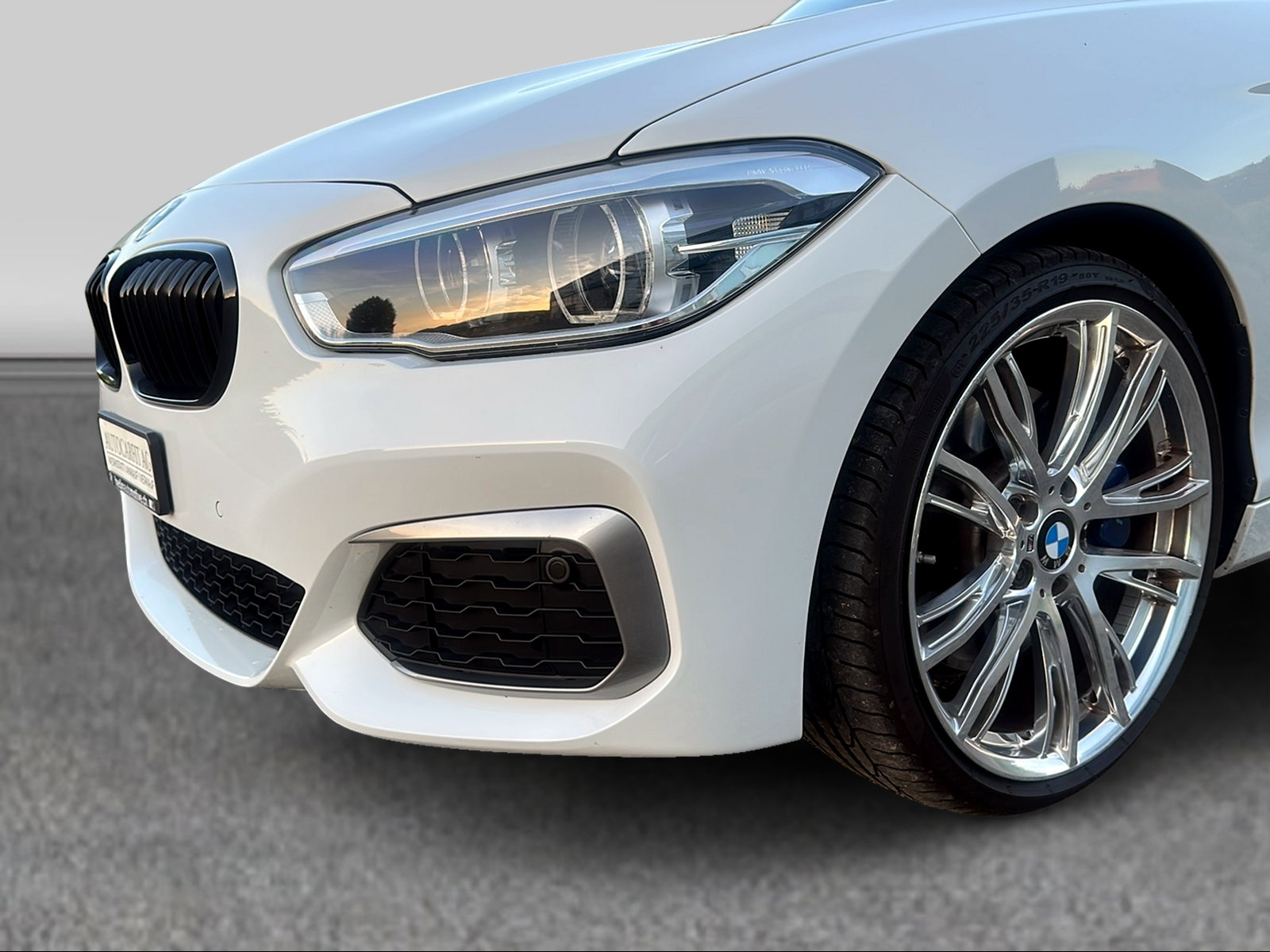 BMW M135i xDrive Steptronic-showroom-element-1