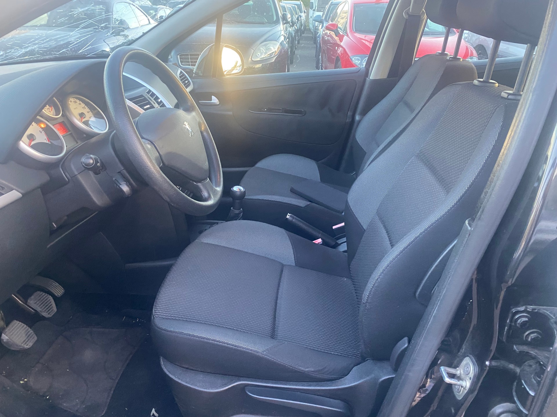 PEUGEOT 207 1.4 16V Millesim 200-image-9