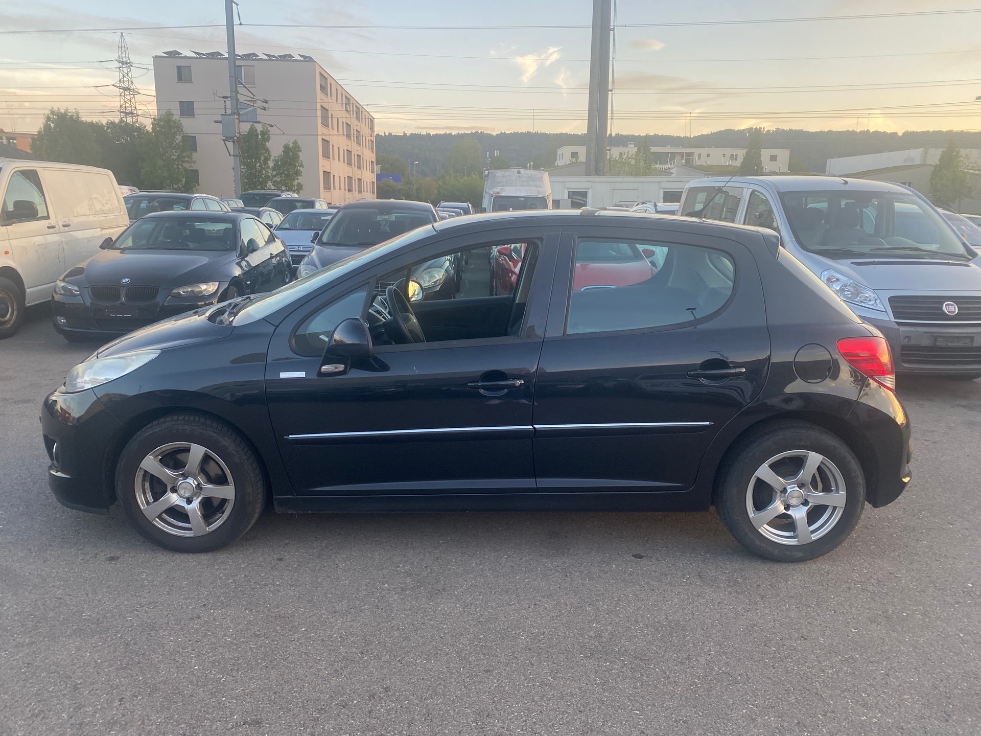 PEUGEOT 207 1.4 16V Millesim 200-image-6