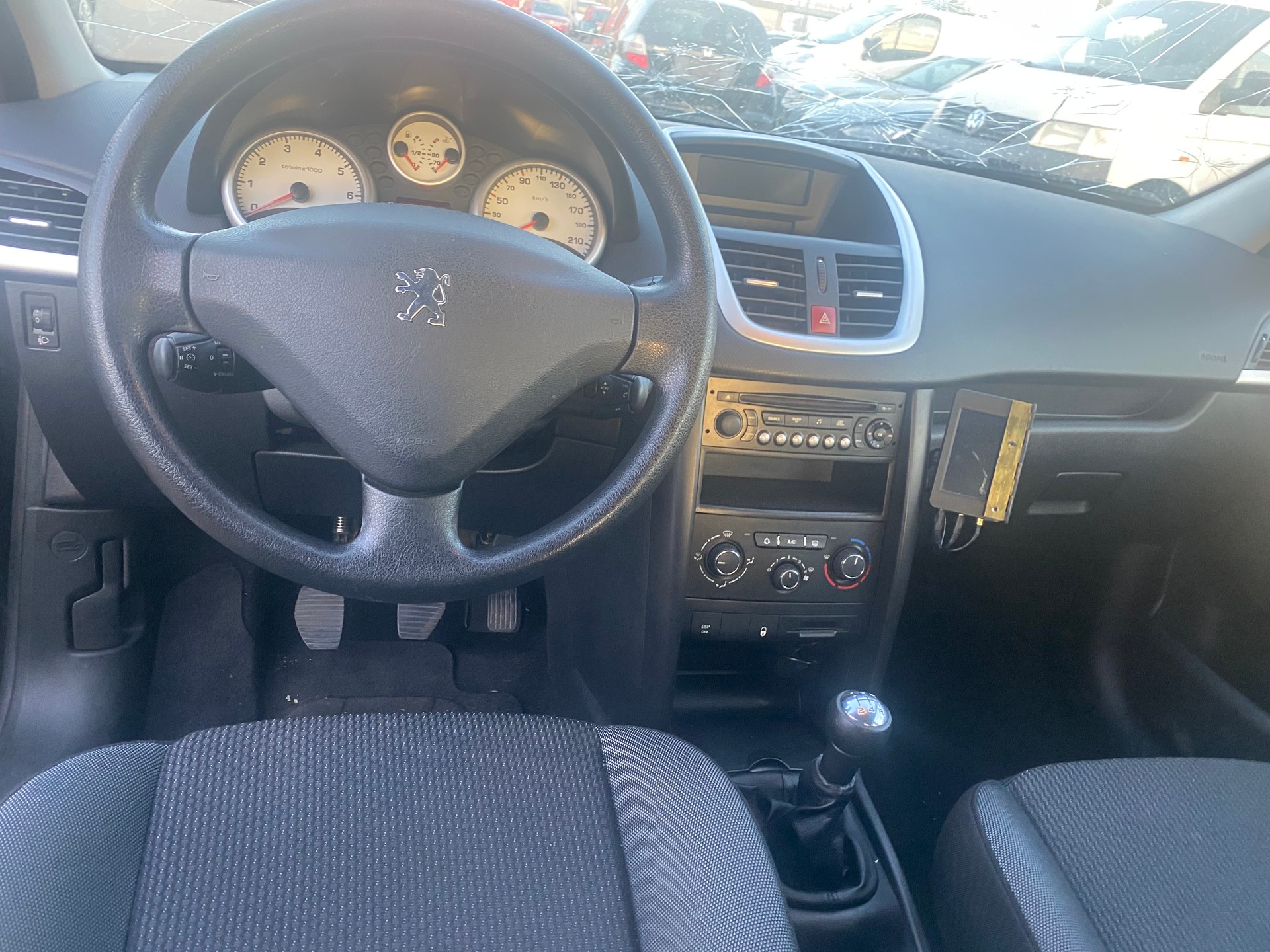 PEUGEOT 207 1.4 16V Millesim 200-image-8
