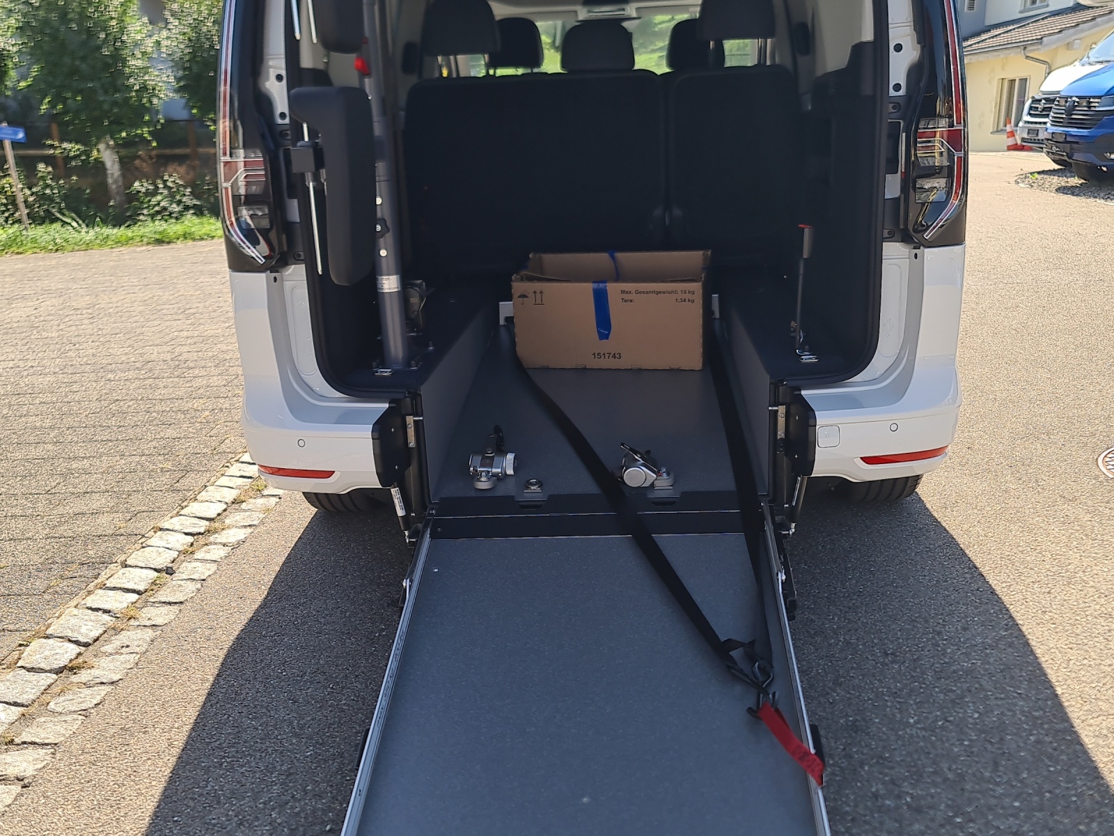 VW Caddy Maxi 1.5 TSI Style DSG ** Rollstuhlumbau **-image-20