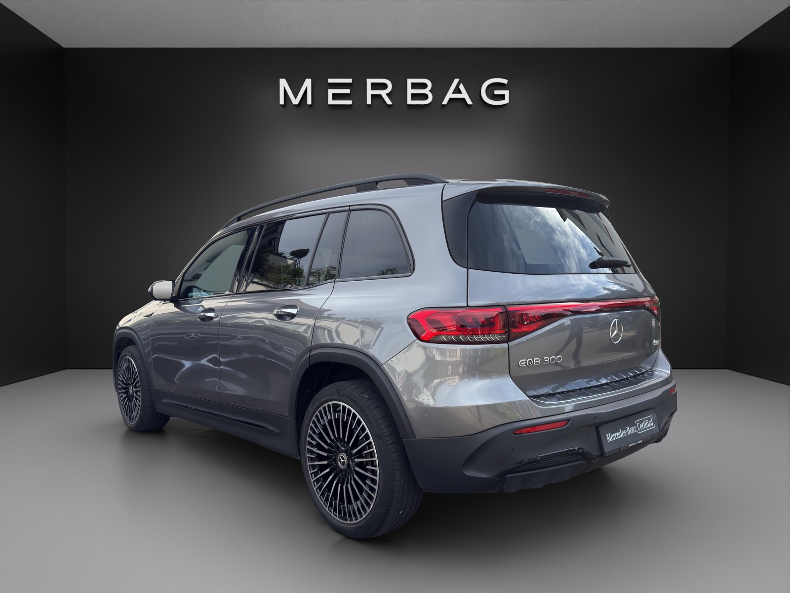 MERCEDES-BENZ EQB 300 AMG Line 4Matic-image-4