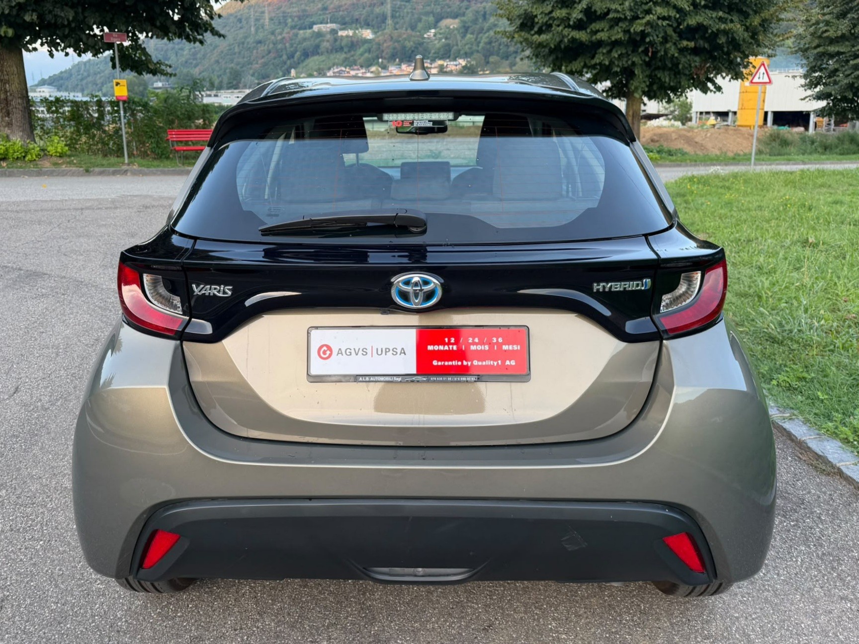 TOYOTA Yaris 1.5 Premium e-CVT-image-5