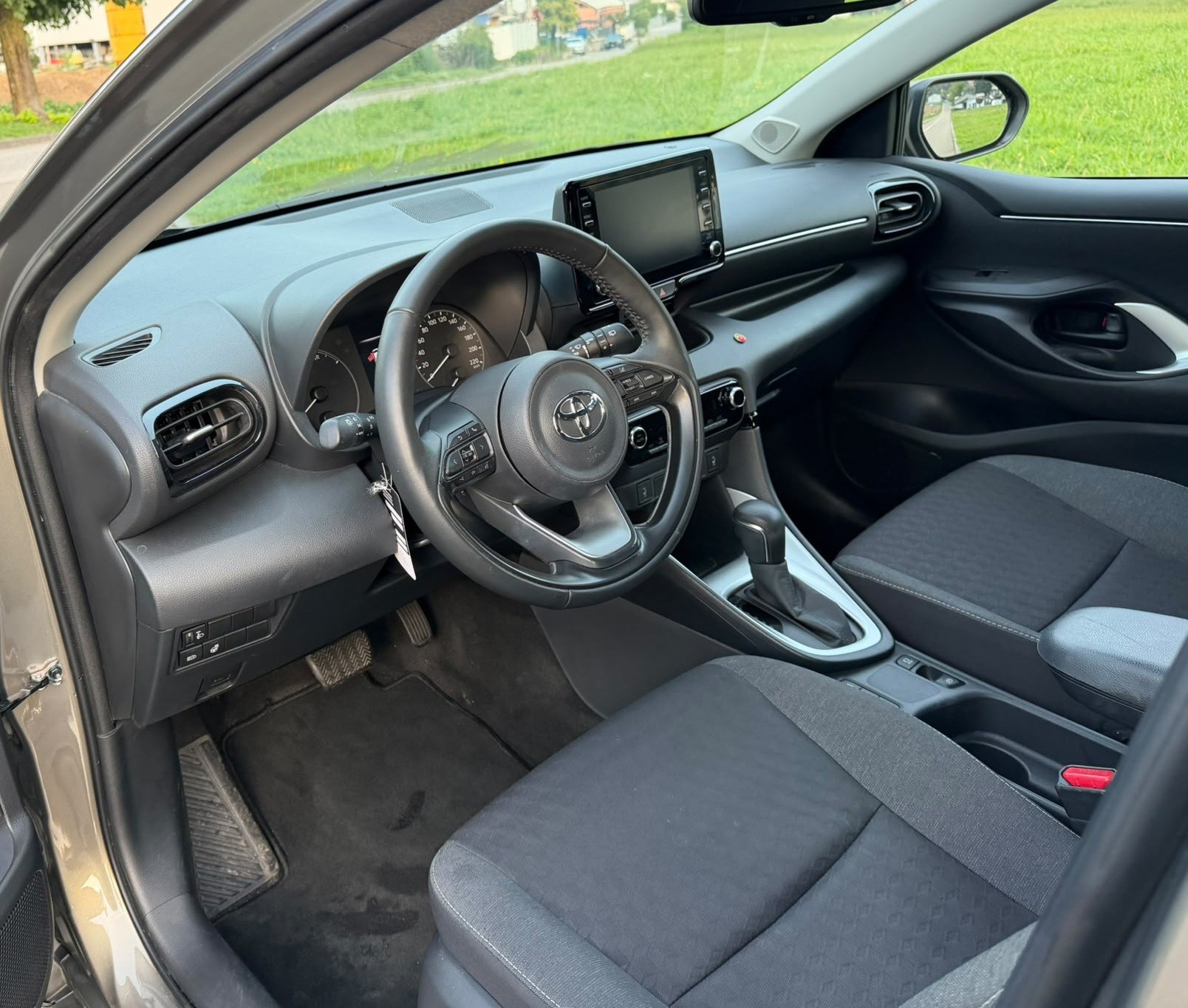 TOYOTA Yaris 1.5 Premium e-CVT-image-7
