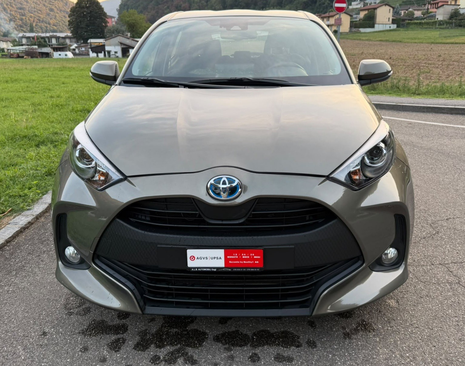 TOYOTA Yaris 1.5 Premium e-CVT-image-4