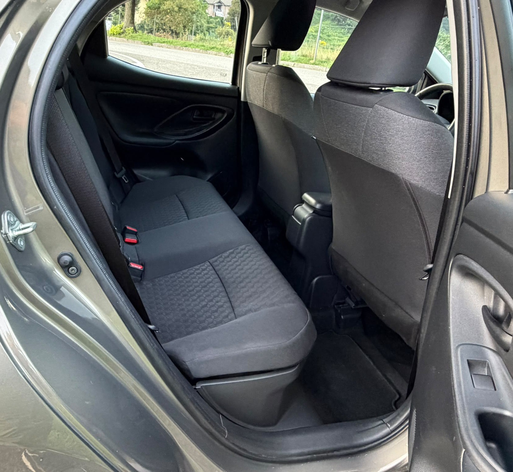 TOYOTA Yaris 1.5 Premium e-CVT-image-10