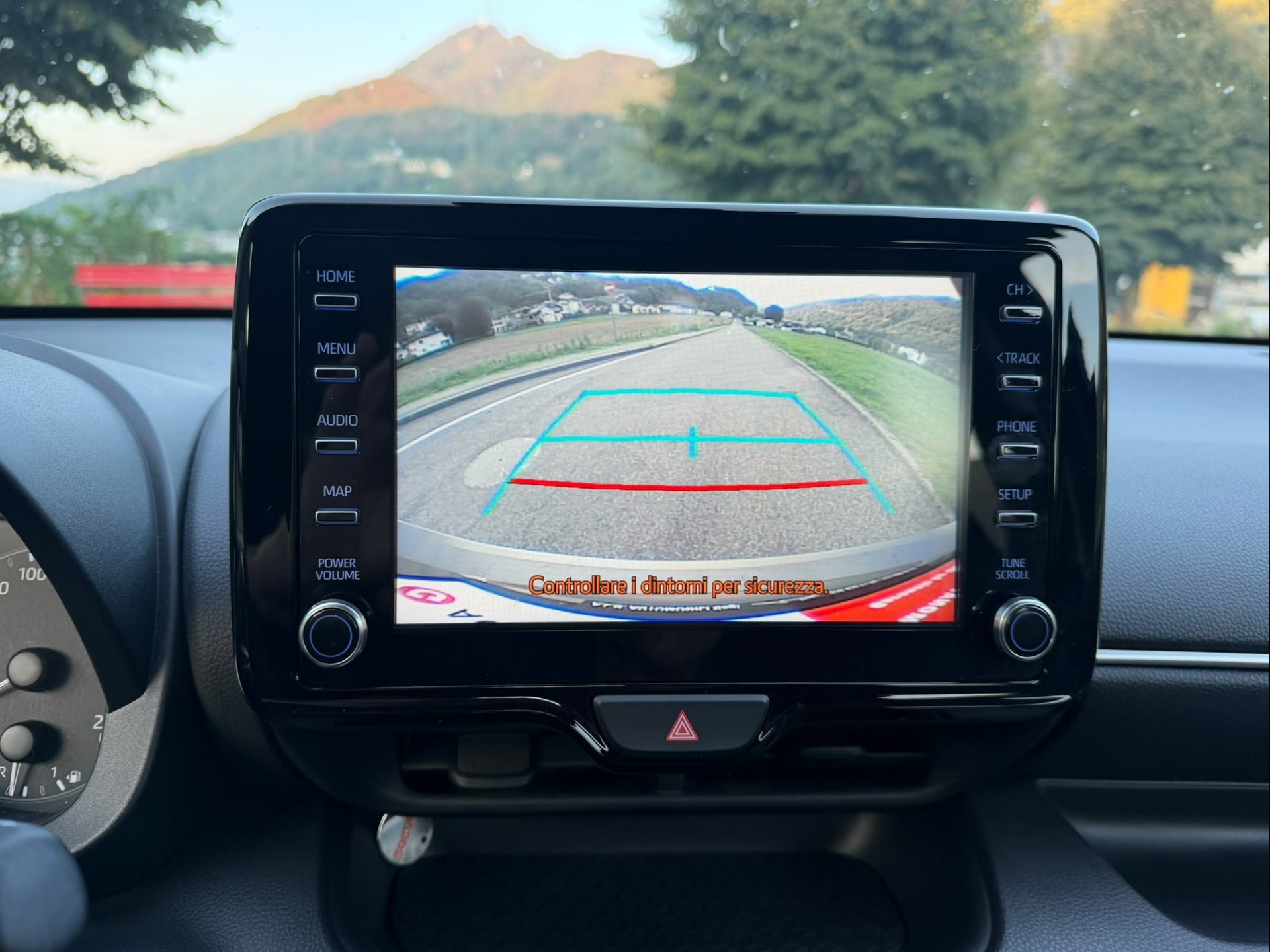 TOYOTA Yaris 1.5 Premium e-CVT-image-13