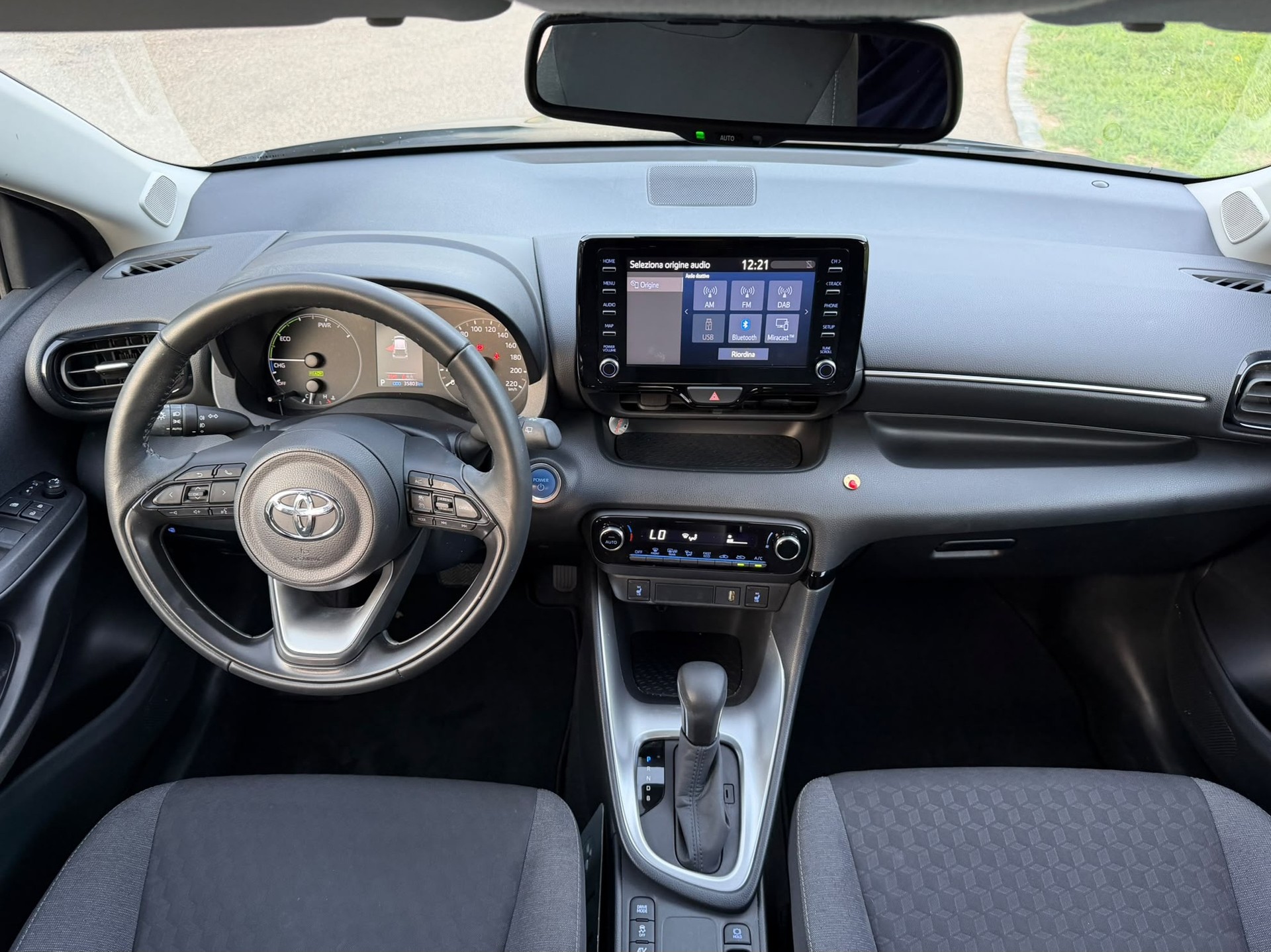 TOYOTA Yaris 1.5 Premium e-CVT-image-8