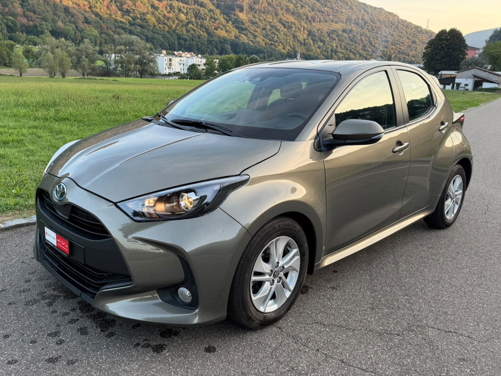 TOYOTA Yaris 1.5 Premium e-CVT-image-0