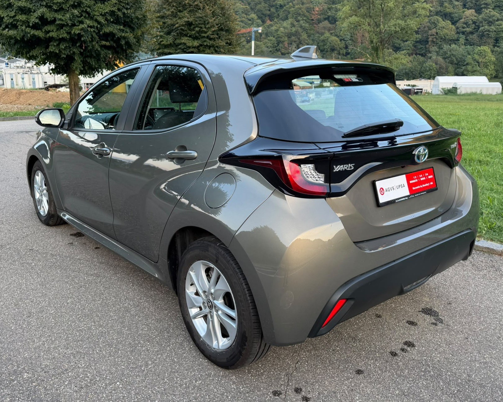 TOYOTA Yaris 1.5 Premium e-CVT-image-2