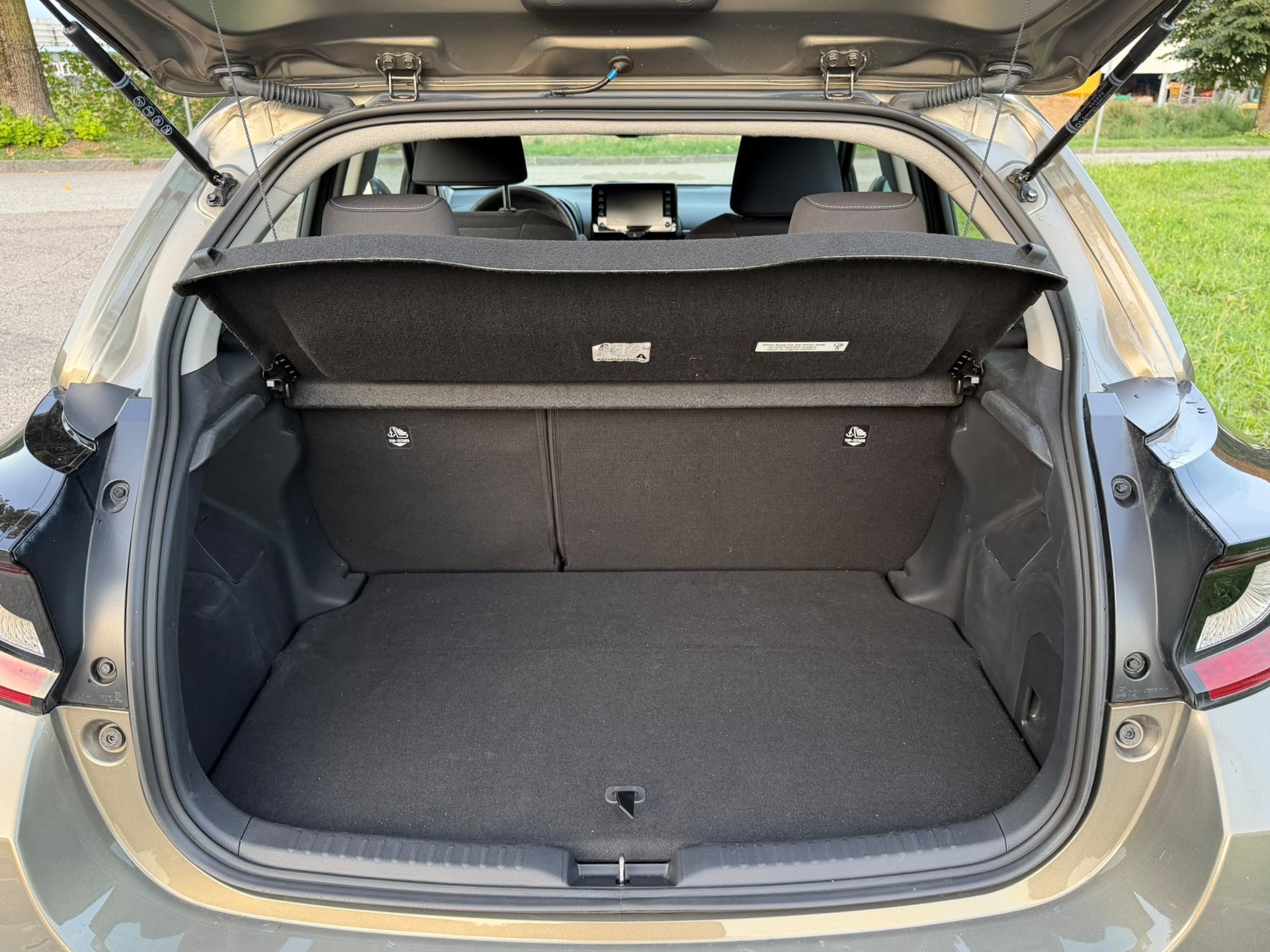 TOYOTA Yaris 1.5 Premium e-CVT-image-12