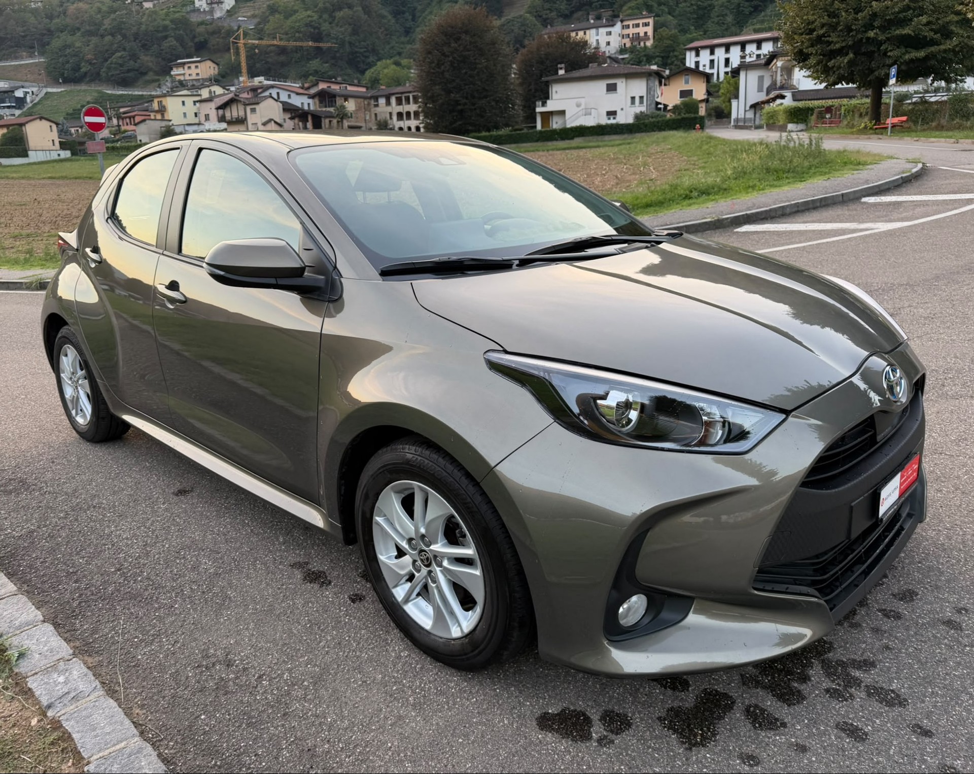 TOYOTA Yaris 1.5 Premium e-CVT-image-1