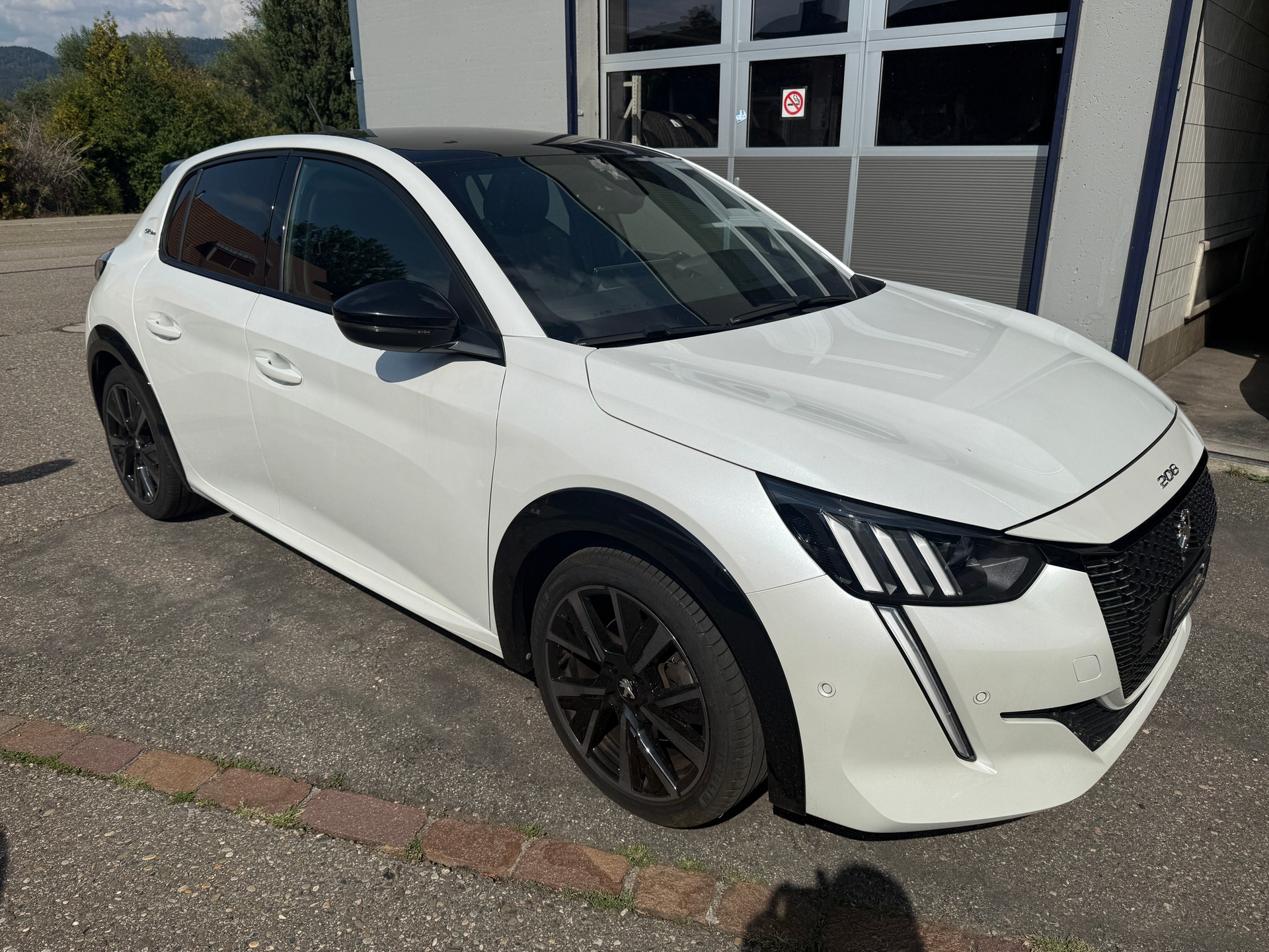 PEUGEOT 208 1.2 PureTech GT Pack EAT8-image-5